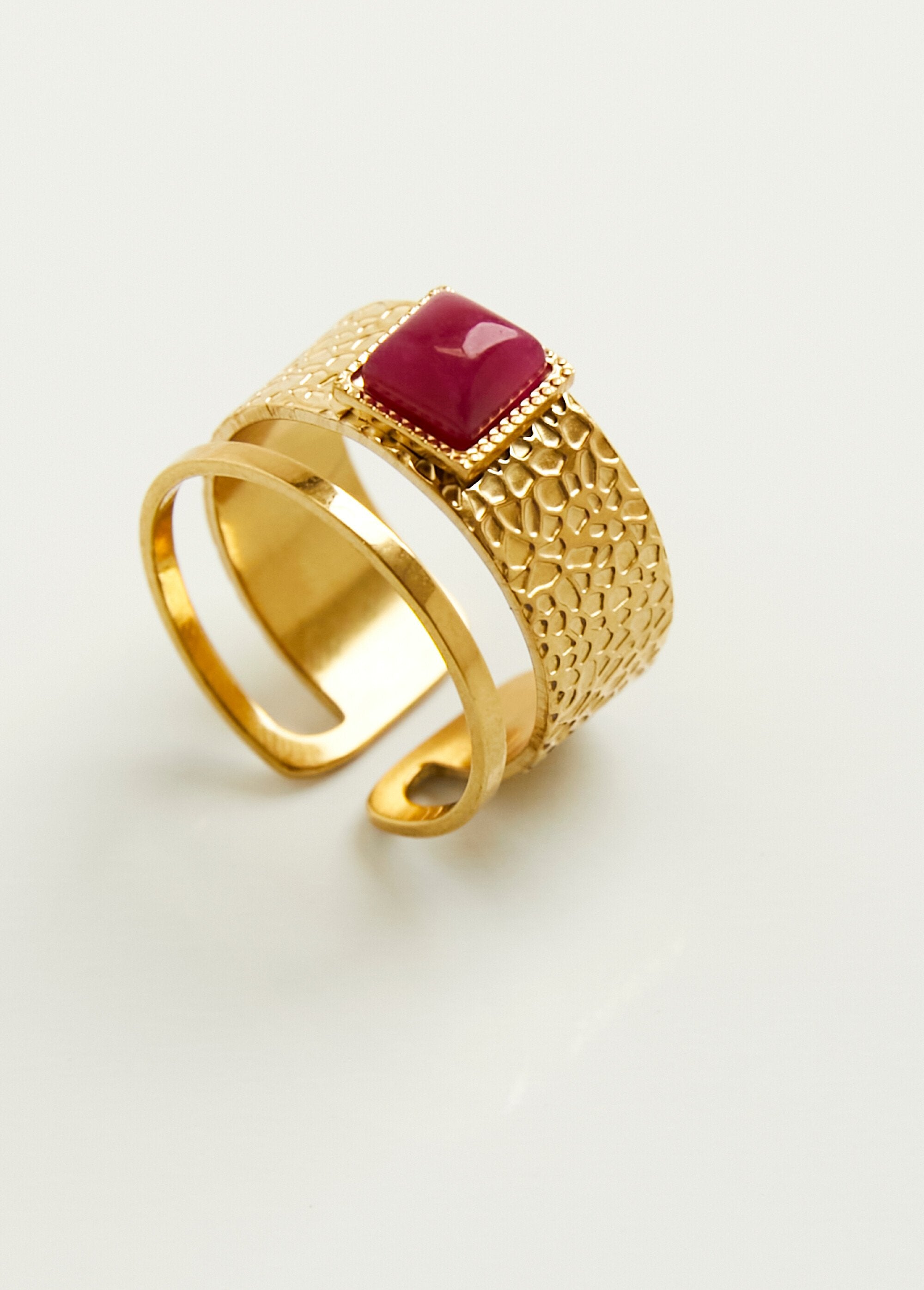 Anillo_grande_de_acero_con_piedra_cabujón_Oro_y_rosa_DE1_slim