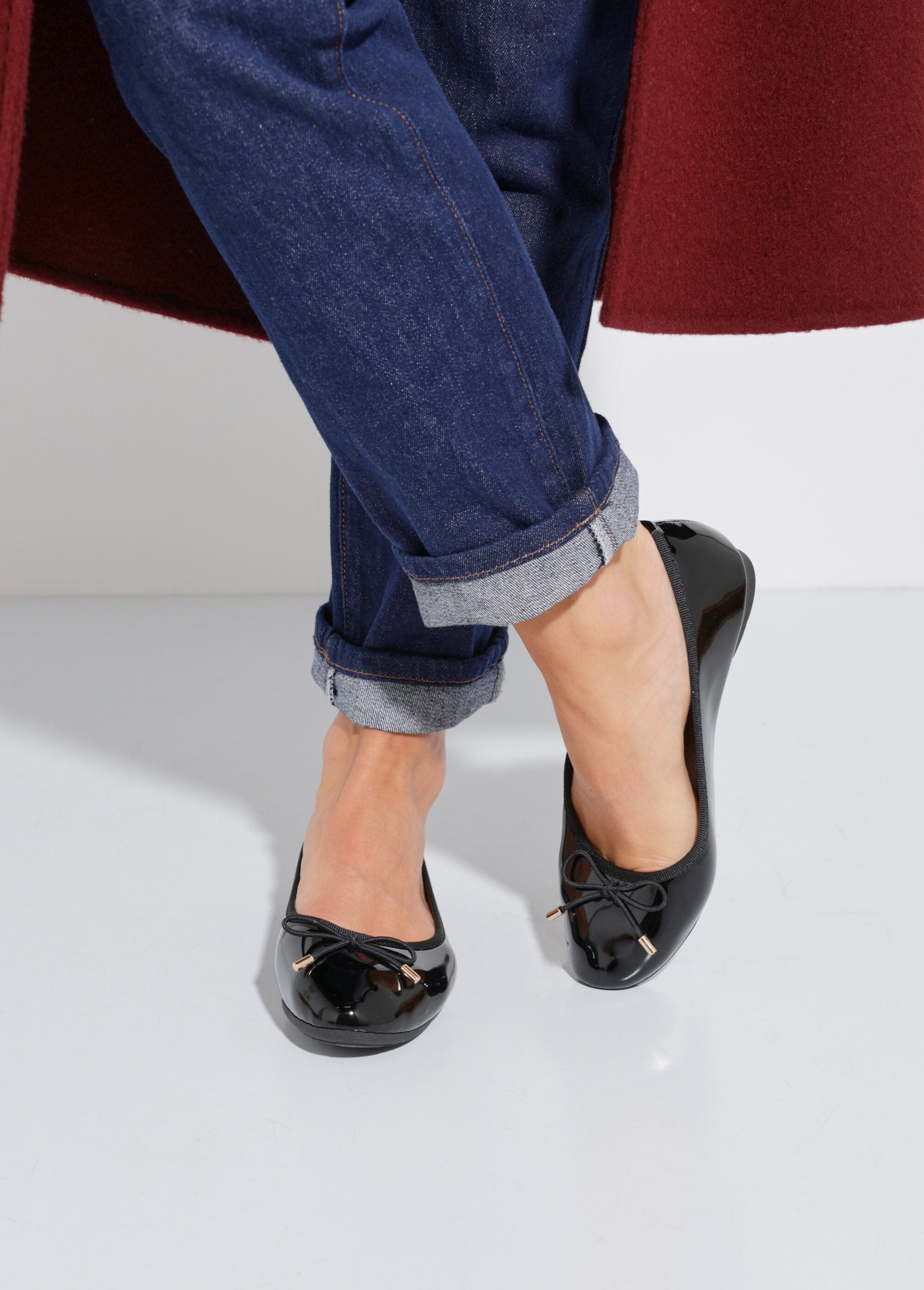 Bailarinas_planas_de_charol_con_pequeño_lazo_barniz_negro_SF1_slim