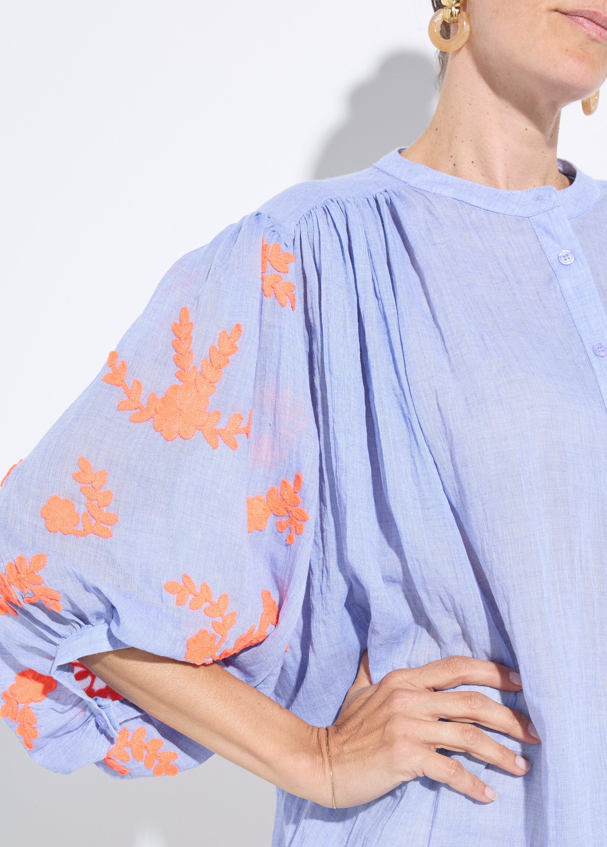 Blusa_de_chambray_con_bordado_en_contraste_Azul_DE1_slim