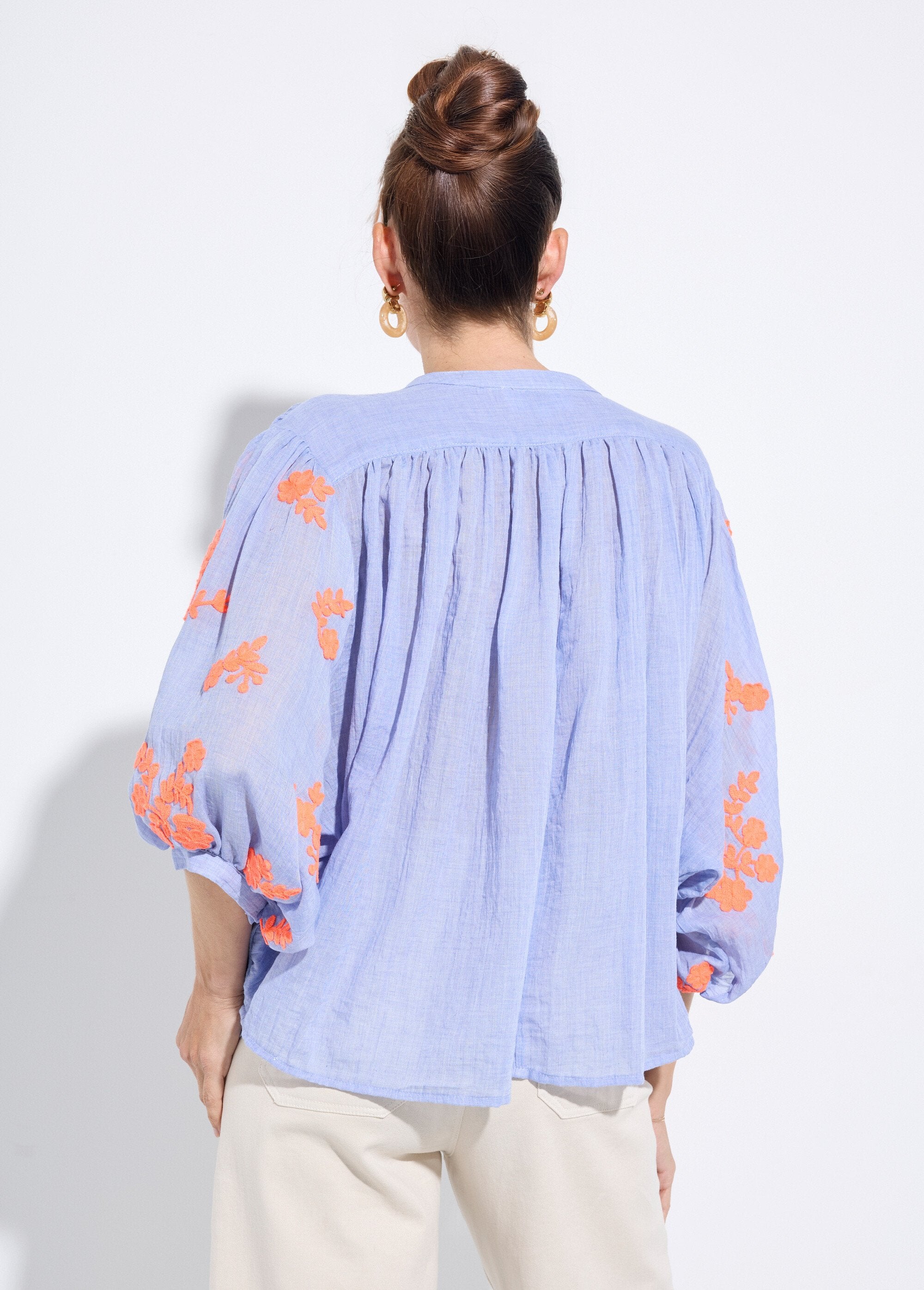 Blusa_de_chambray_con_bordado_en_contraste_Azul_DO1_slim