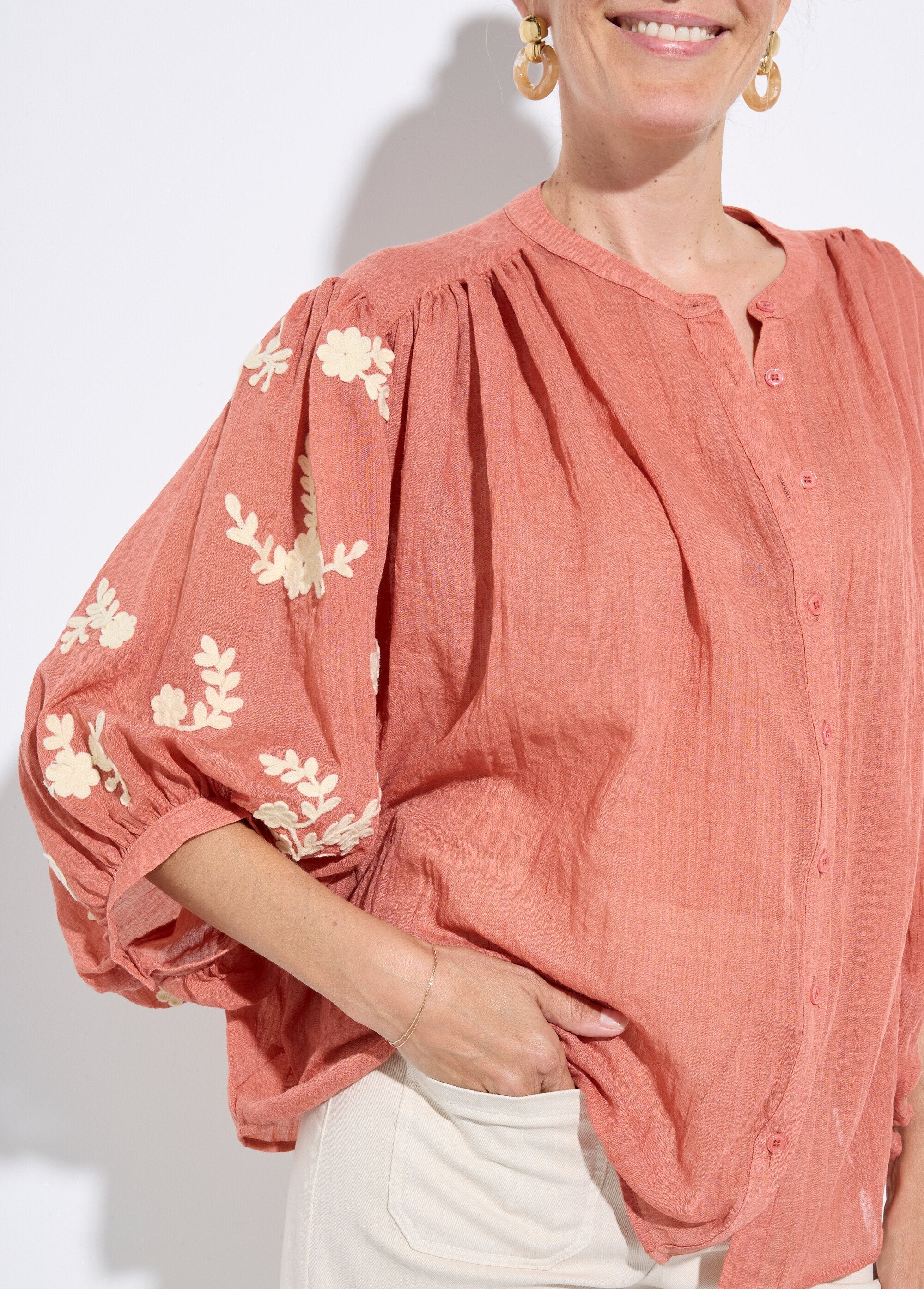 Blusa_de_chambray_con_bordado_en_contraste_Ladrillo_DE1_slim