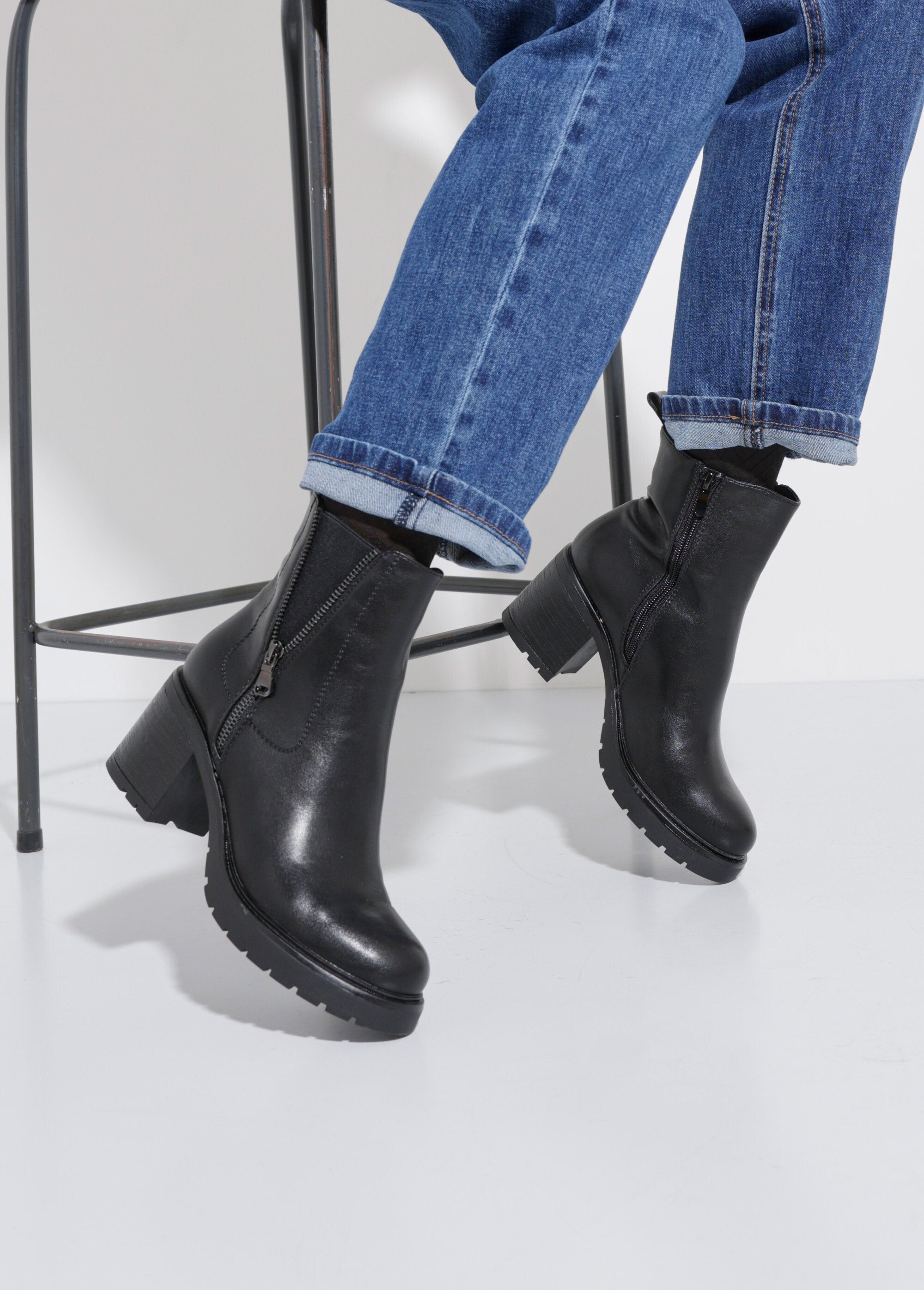 Botas_de_tacón_con_suela_dentada_y_cremalleras_Negro_SF1_slim