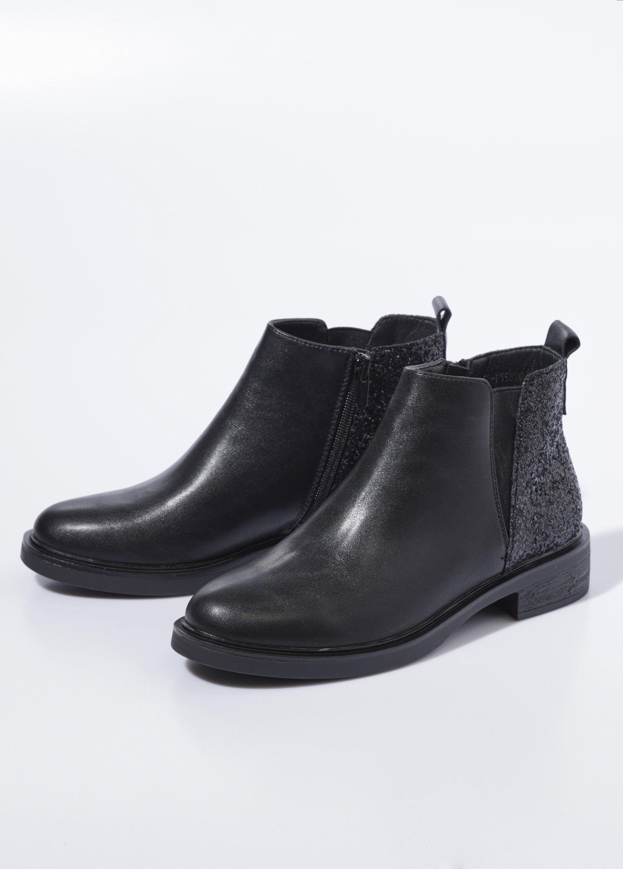 Botas_Chelsea_con_detalle_de_tacón_brillante_Negro_DE1_slim