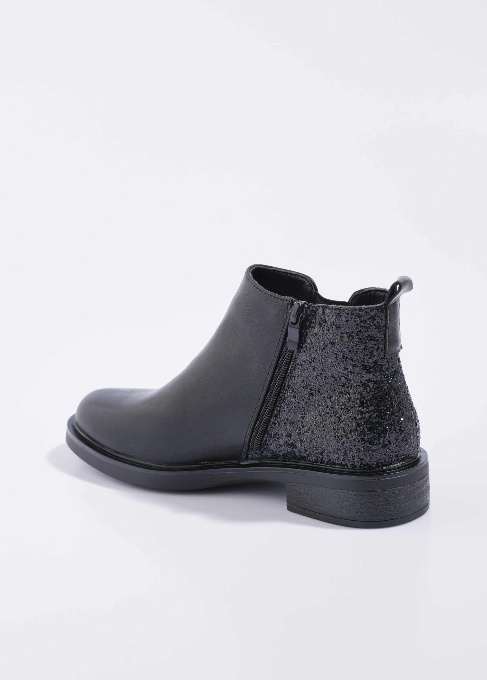 Botas_Chelsea_con_detalle_de_tacón_brillante_Negro_DO1_slim