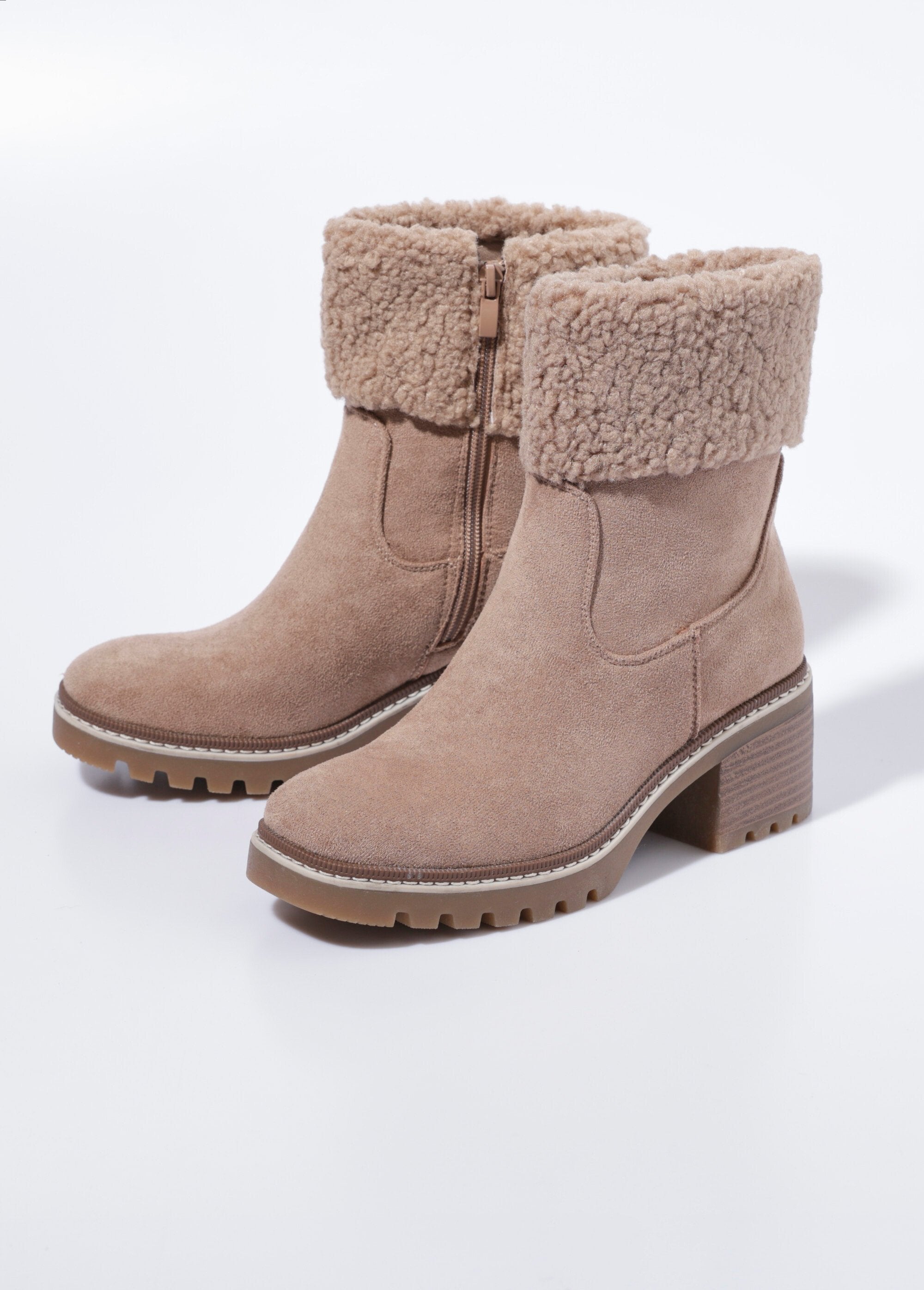 Botas_de_ante_con_tacones_y_puños_de_piel_Beige_DE1_slim