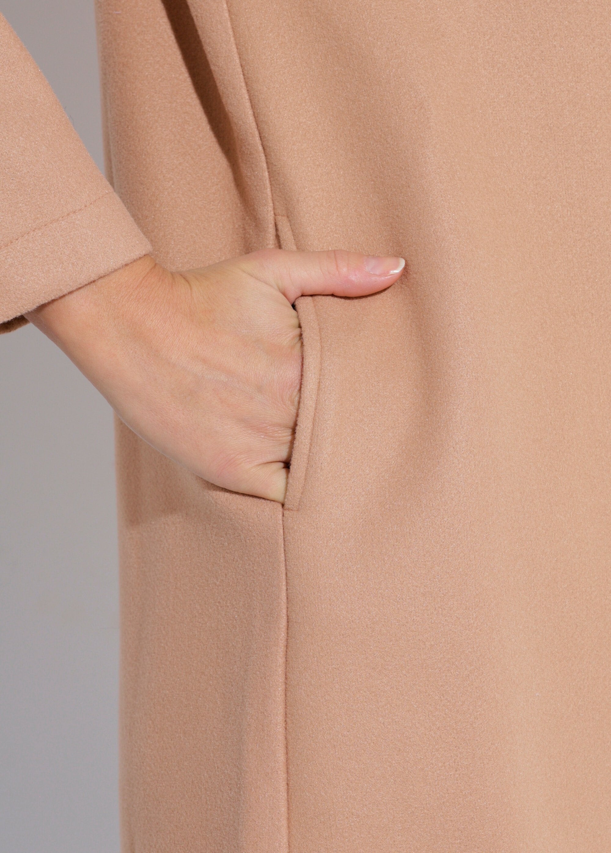 Abrigo_largo_y_liso_estilo_paño_de_lana_camello_DE2_slim