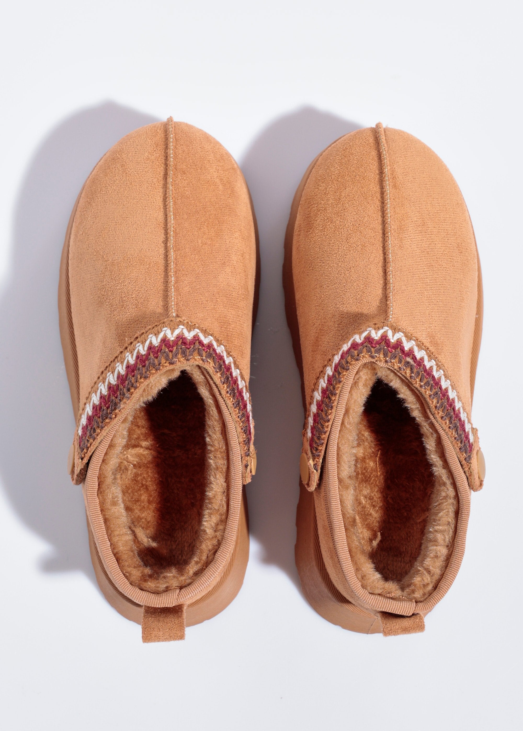 Mules_de_cuña_forrados_de_piel_con_tira_de_fantasía_camello_OV1_slim