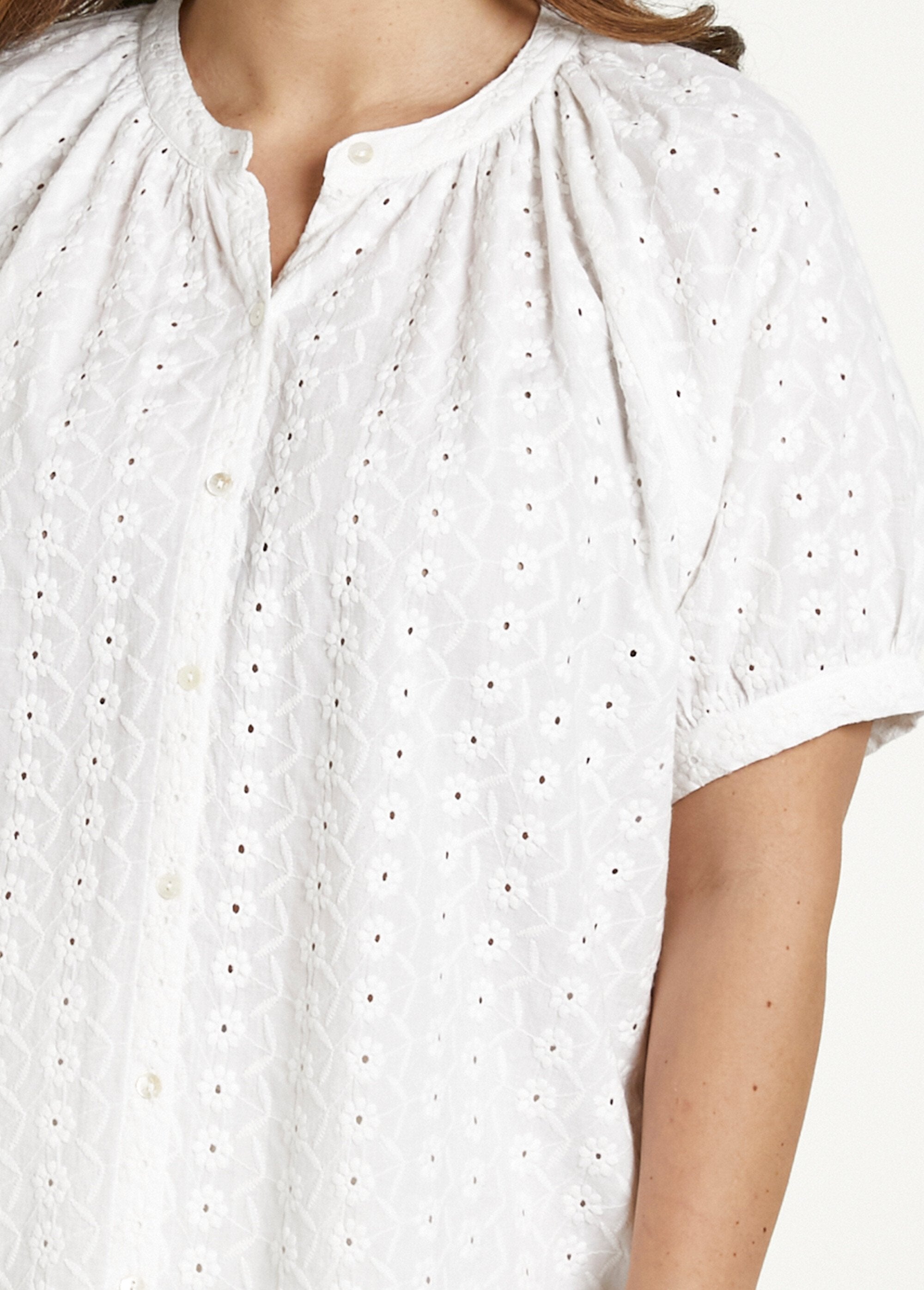 Blusa_holgada_de_algodón_bordada_sin_cuello_Blanco,_Blanca_DE1_curvy