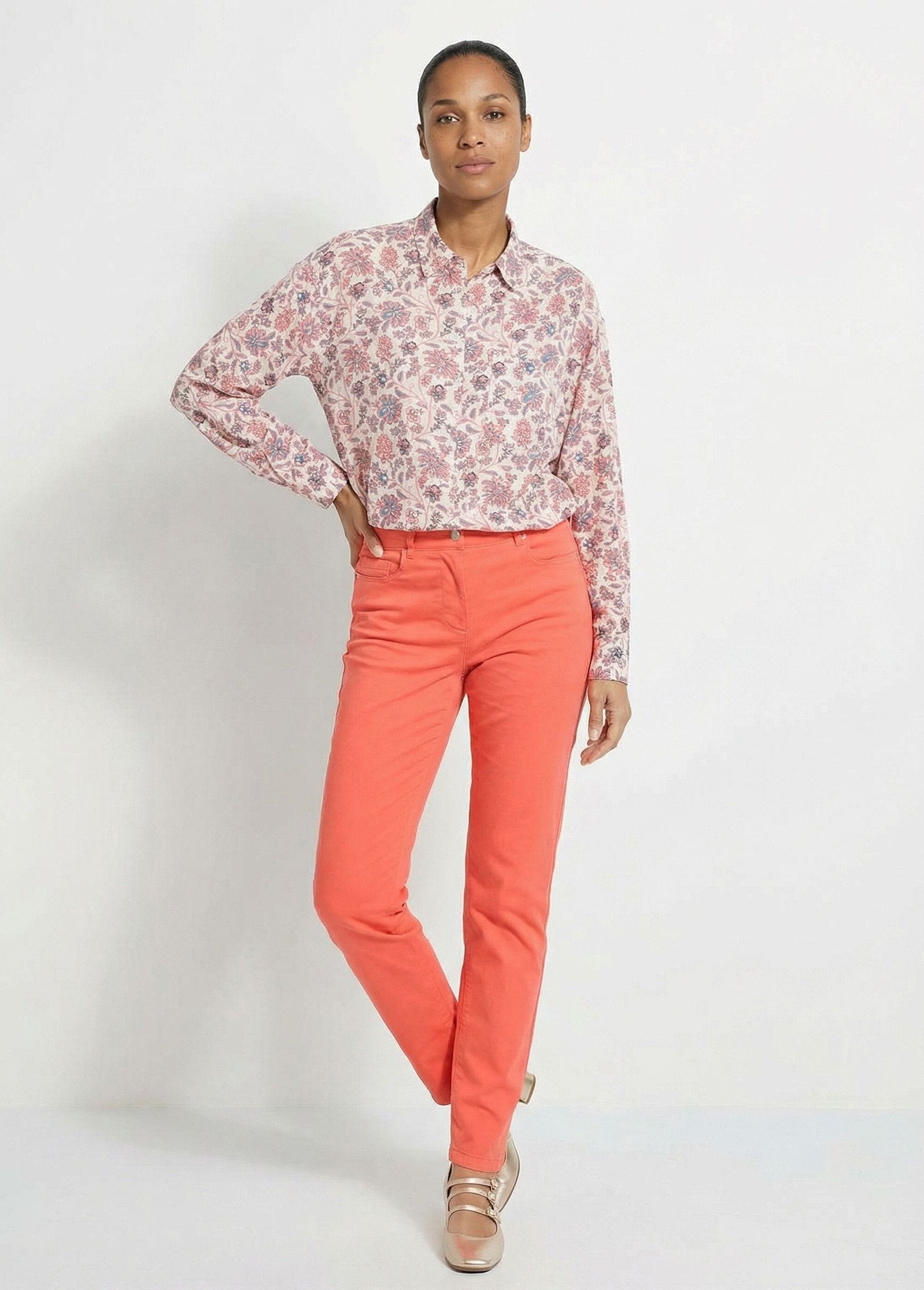 Blusa_larga_fluida_con_estampado_floral_y_botones_Blanco_y_rosa_SF1_slim
