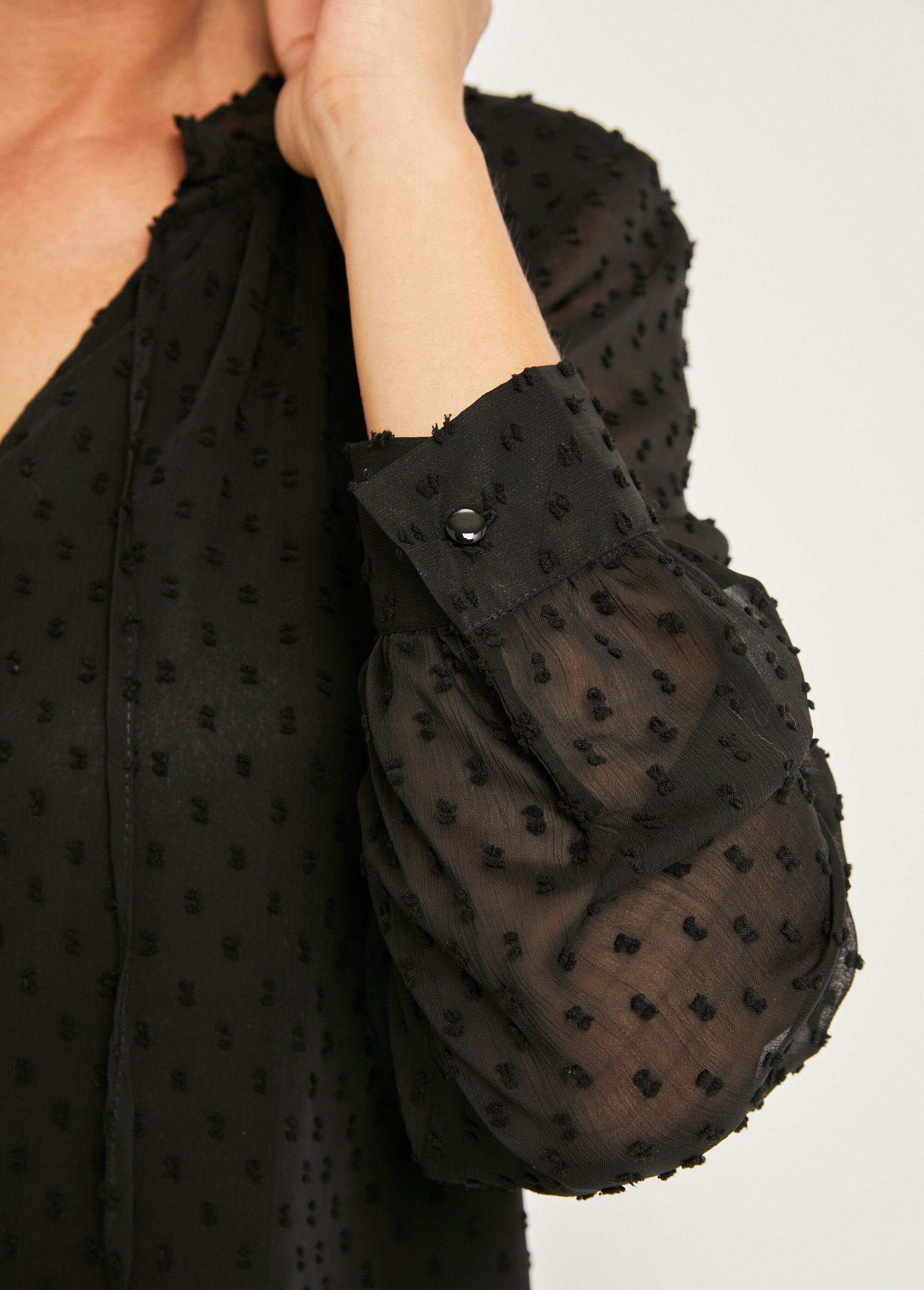 Blusa_lisa_de_voile_plumetis_abotonada_Negro_DE2_slim