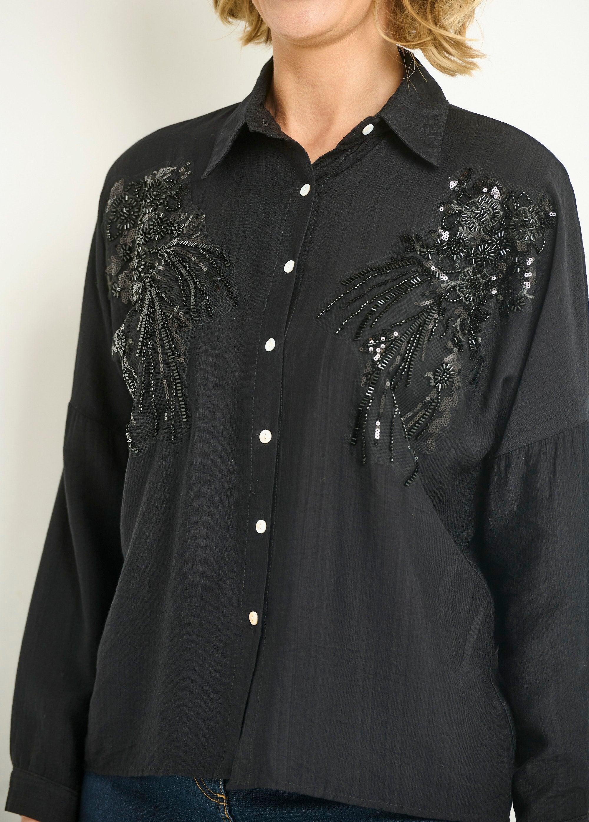 Blusa_bordada_con_perlas_y_lentejuelas_Negro_DE1_slim