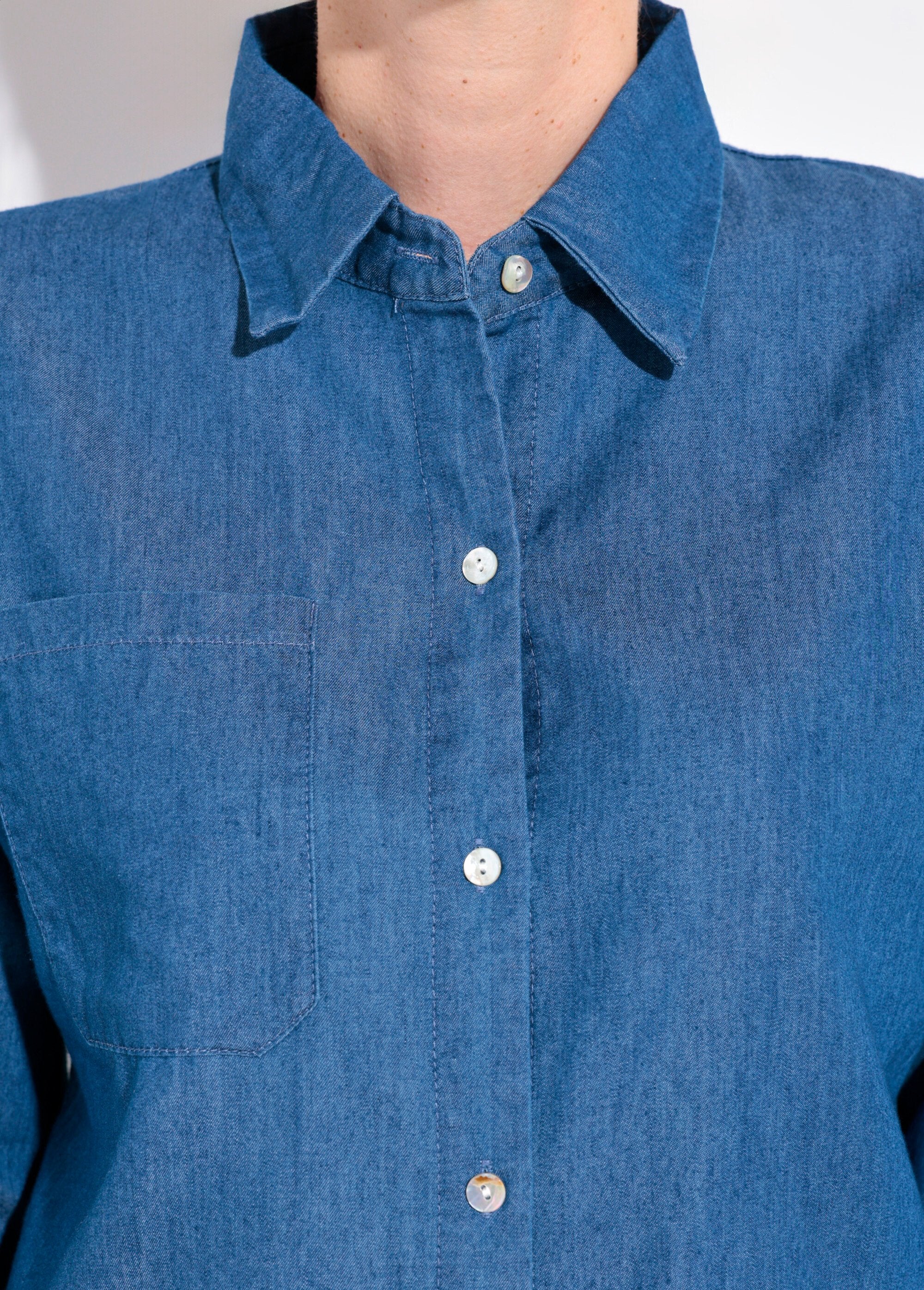 Blusa_de_manga_larga_con_cuello_sastre_de_chambray_Mezclilla_DE1_slim