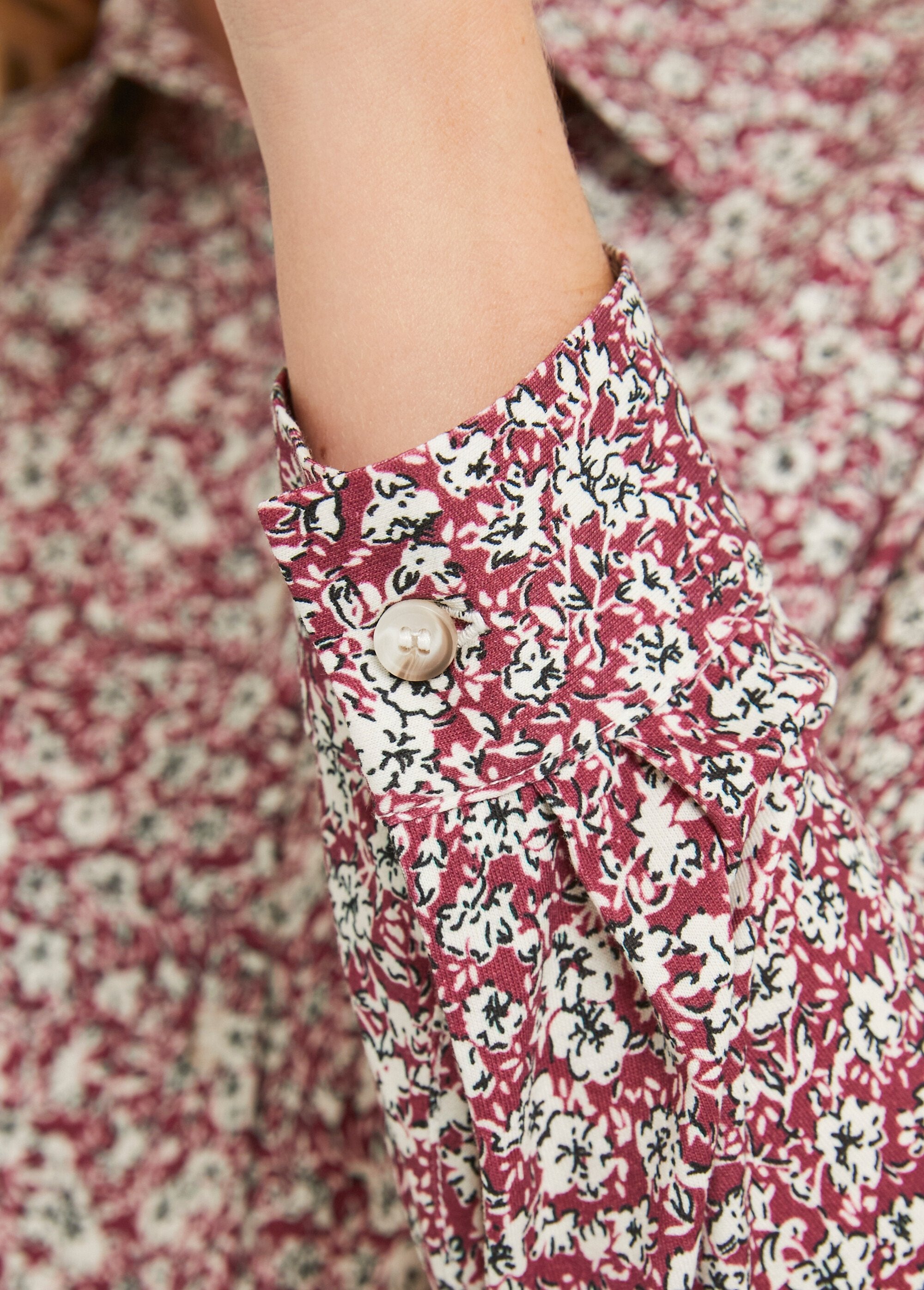 Blusa_recta_de_algodón_con_botones_Burdeos_DE3_slim