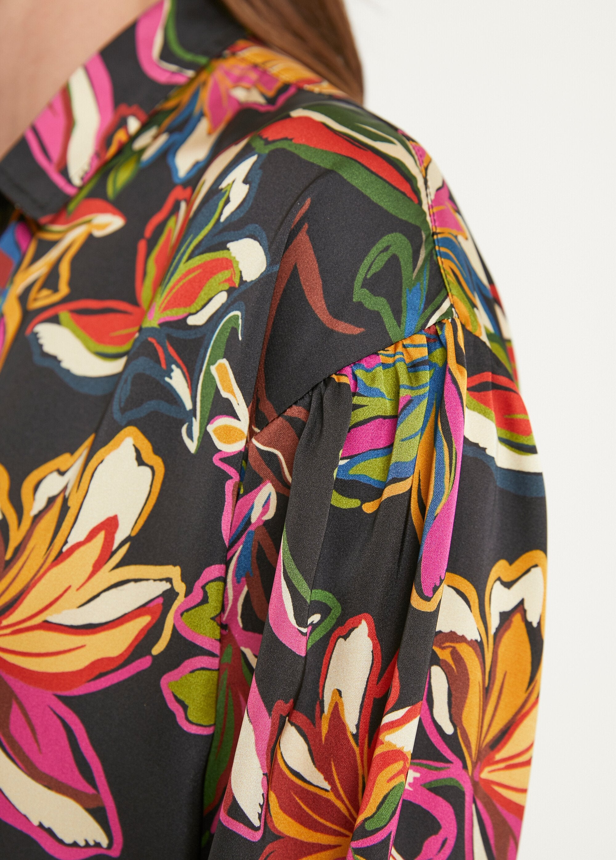 Blusa_de_satén_floral_de_manga_larga_Negro_y_rosa_DE2_slim