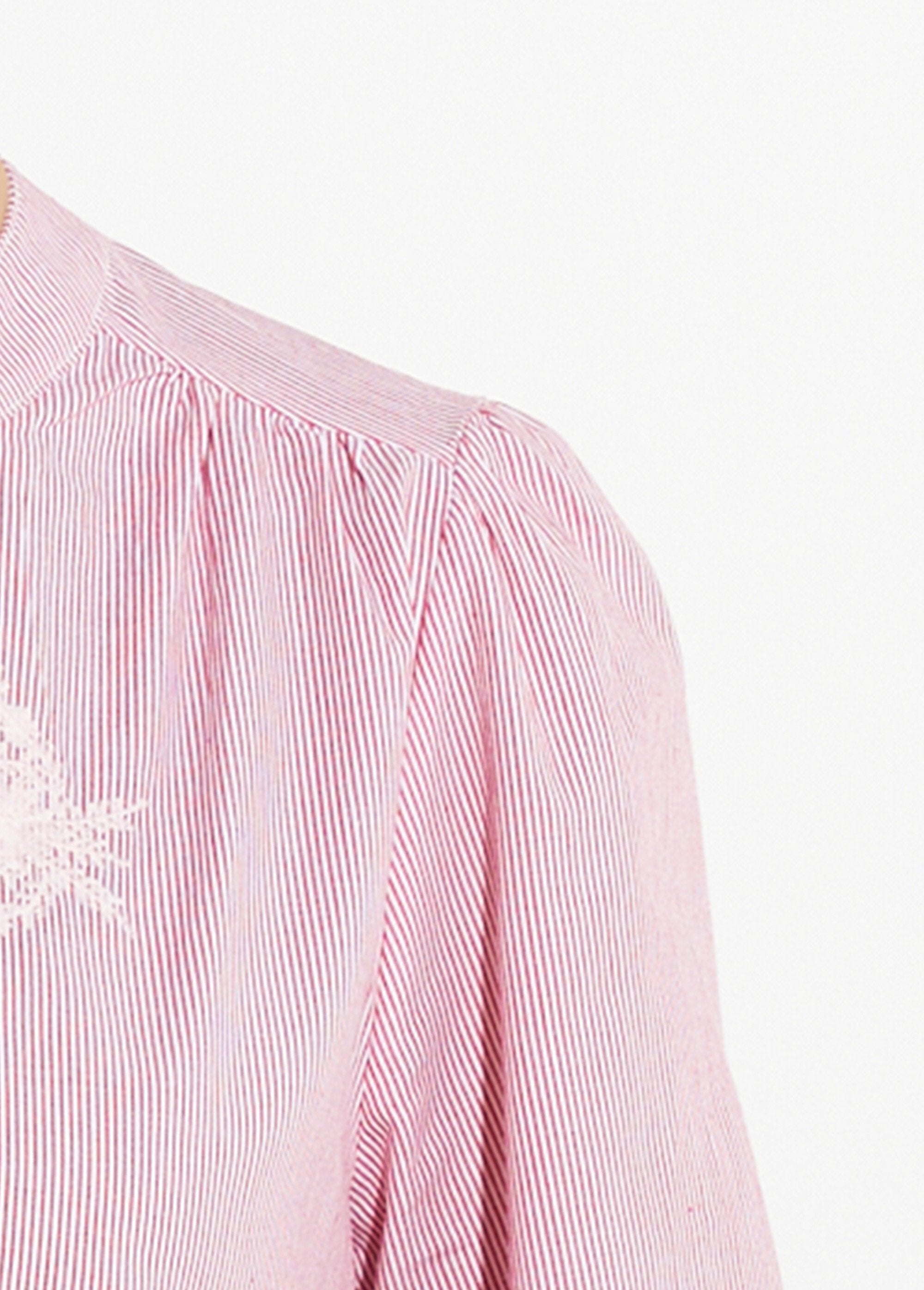 Blusa_de_rayas_con_cuello_redondo_y_bordado_Rojo_DE2_slim
