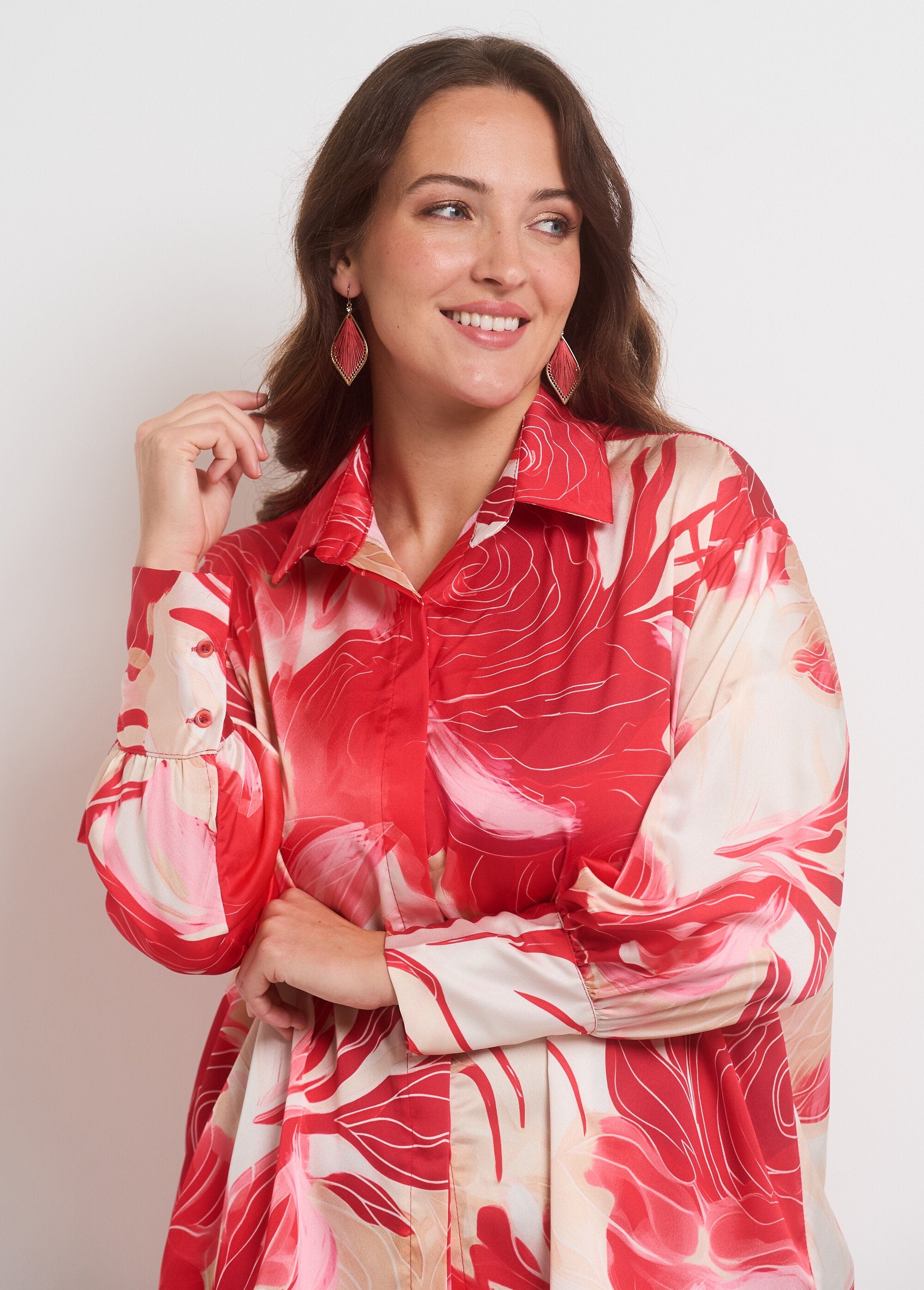 Blusa_de_satén_floral_de_manga_larga_rojo_y_rosa_DE1_curvy