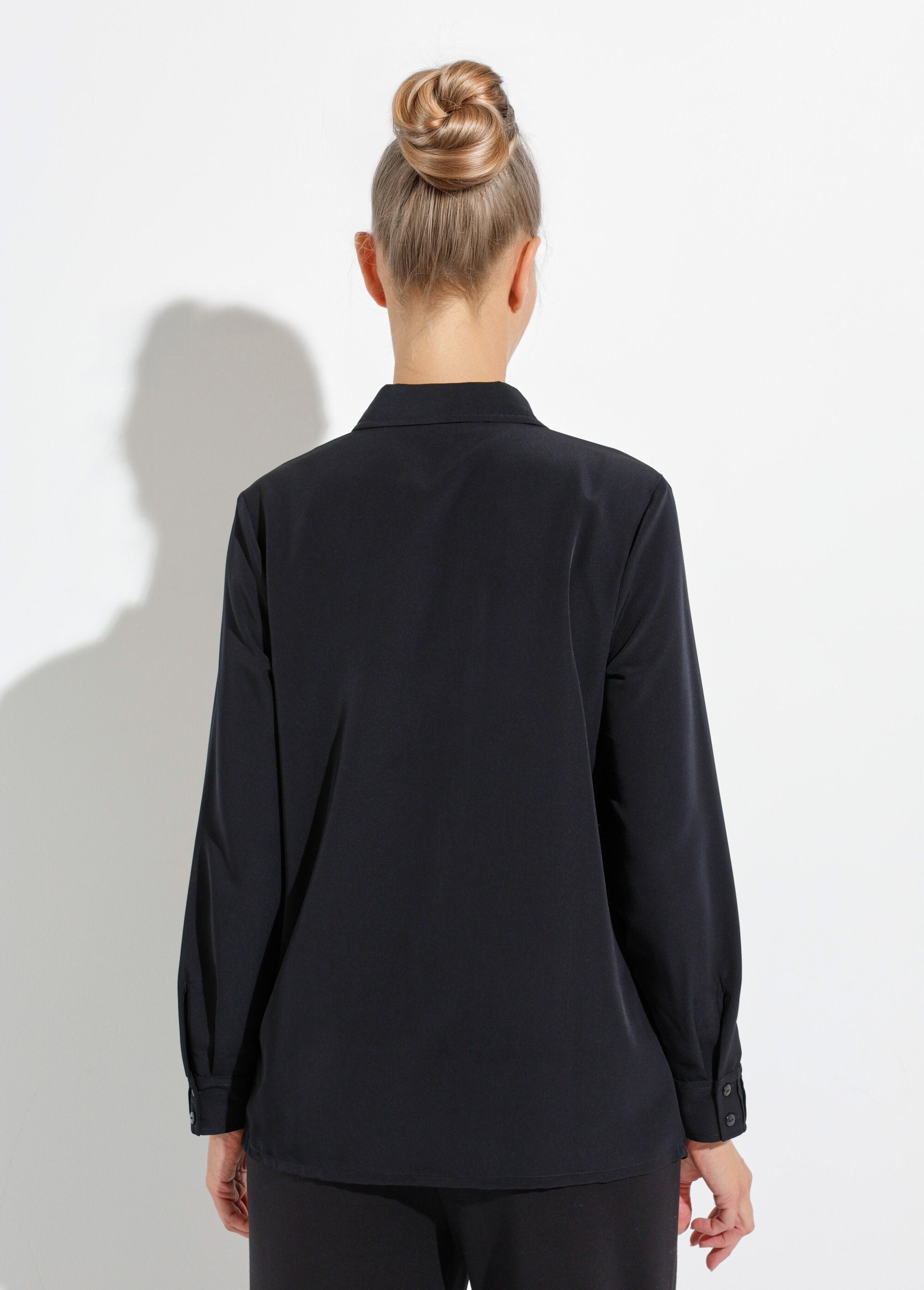 Blusa_larga_lisa_con_botones_de_strass_y_cuello_camisero_Negro_DO1_slim