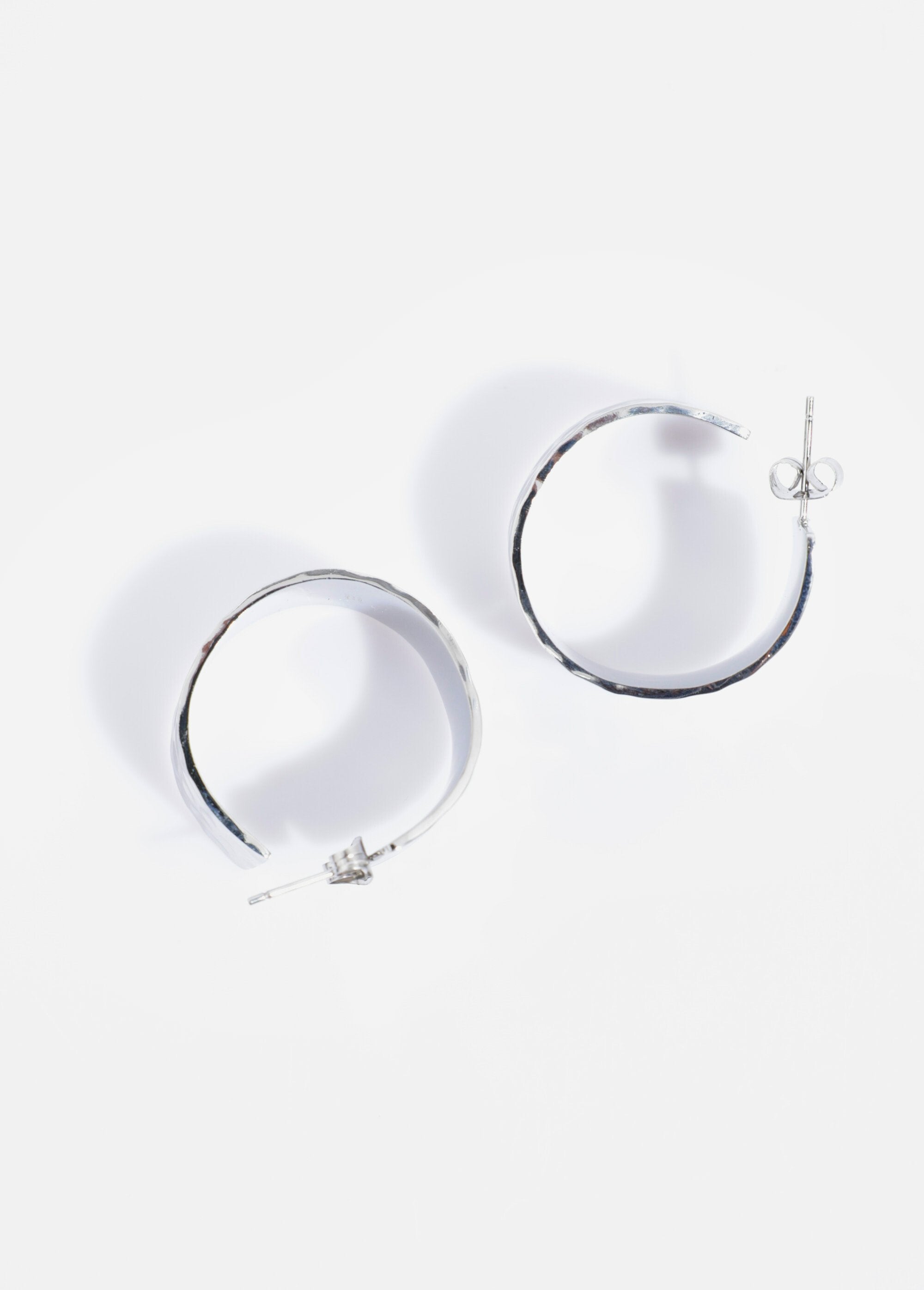 Pendientes_grandes_de_aro_de_acero_inoxidable_martillado_Plata_DE3_slim