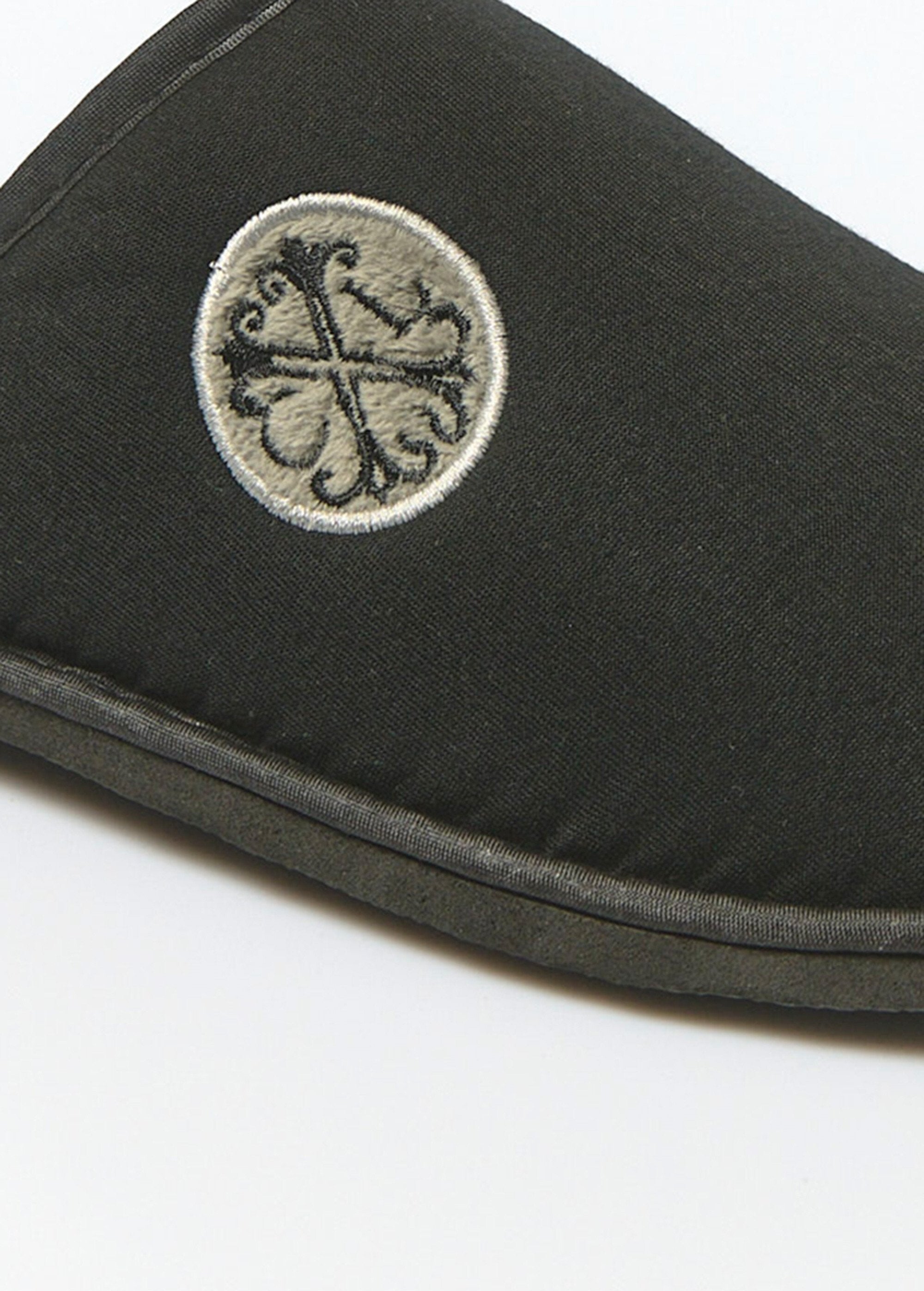 Zapatillas_tipo_mule_con_logotipo_elegante_Negro_DE1_slim