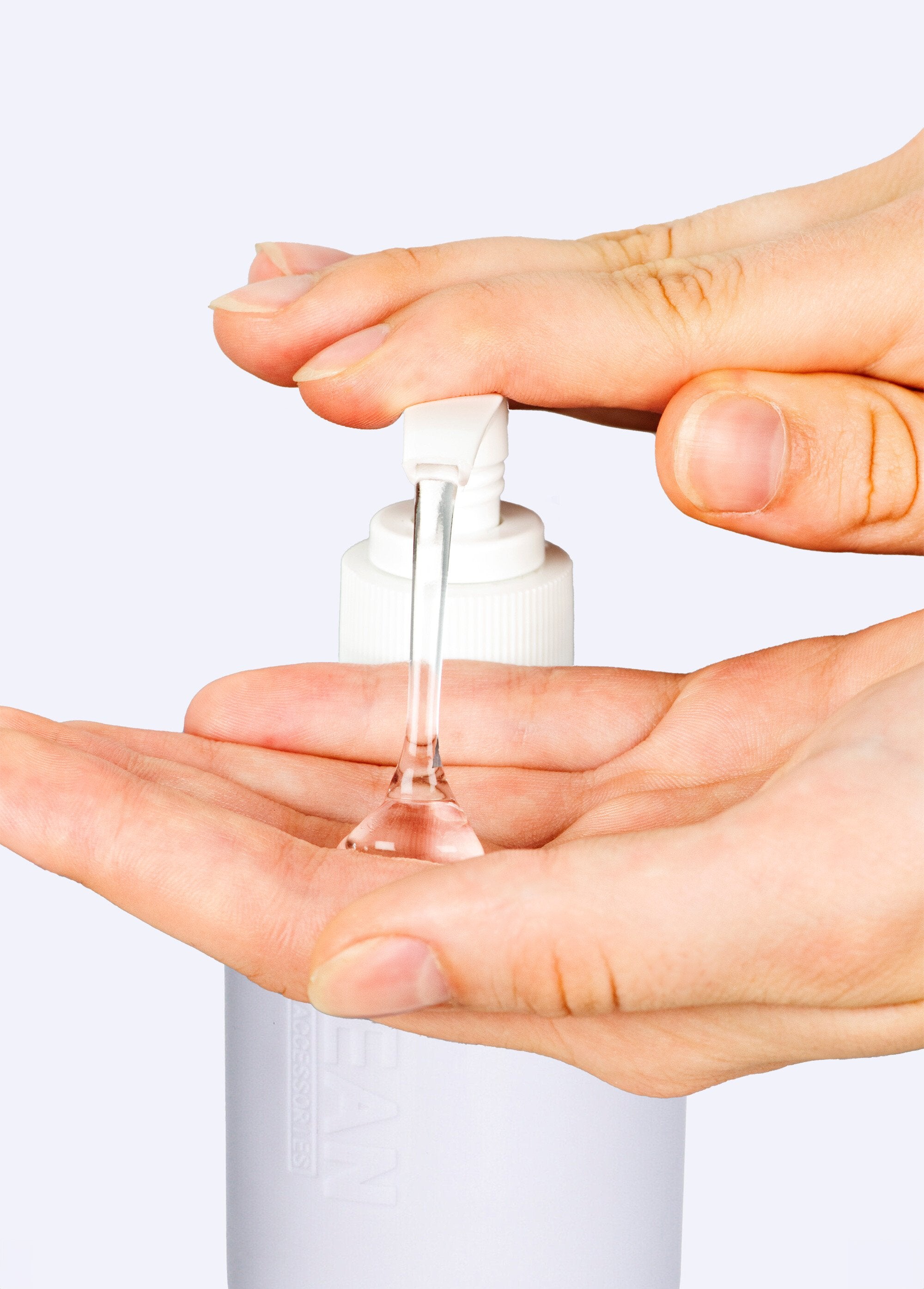 Dispensador_de_jabón_líquido_con_letras_de_bambú_Blanco_y_bambú_DE1_slim