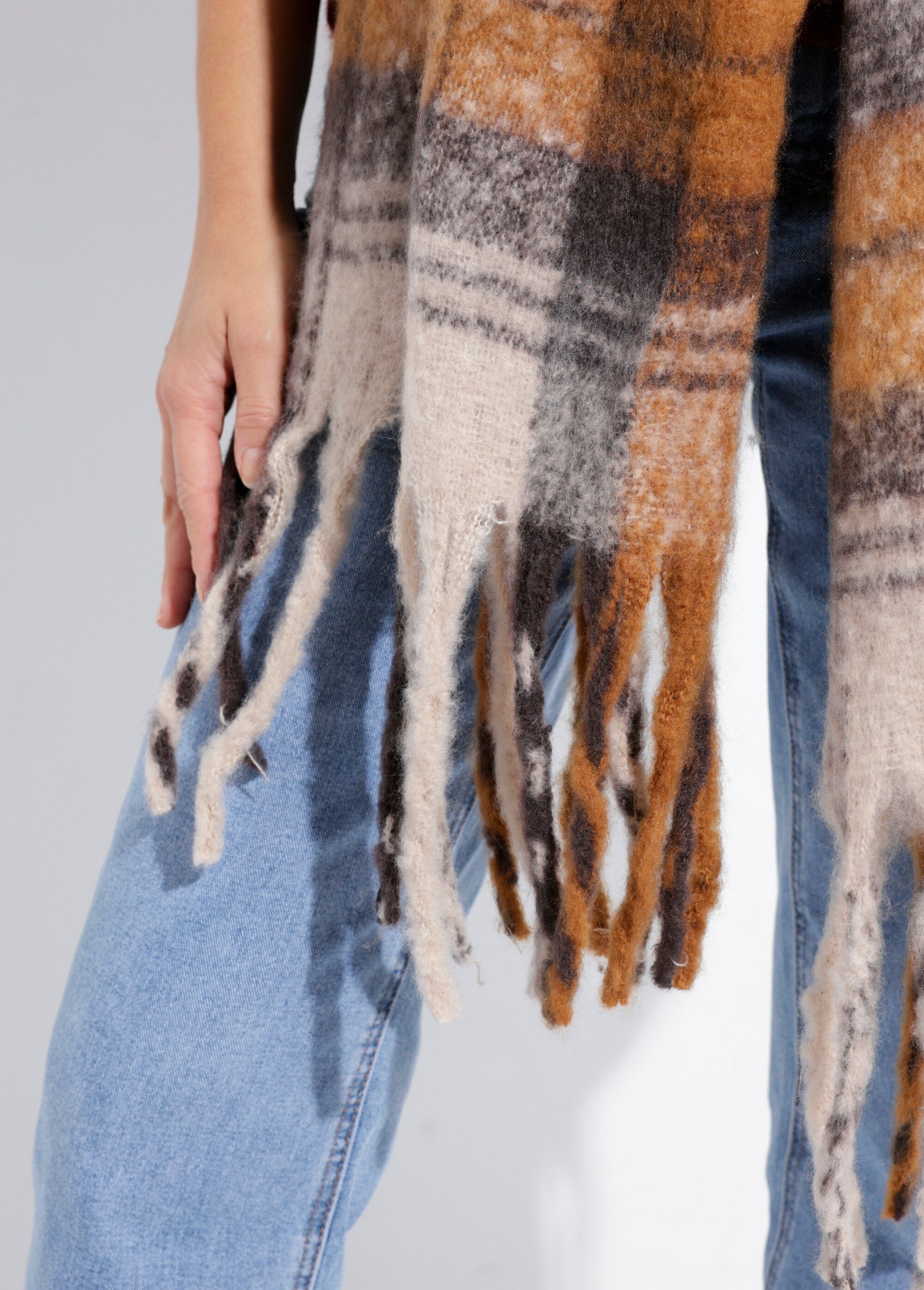 Bufanda_larga_a_cuadros_con_flecos_Azulejos_beige_DE1_slim