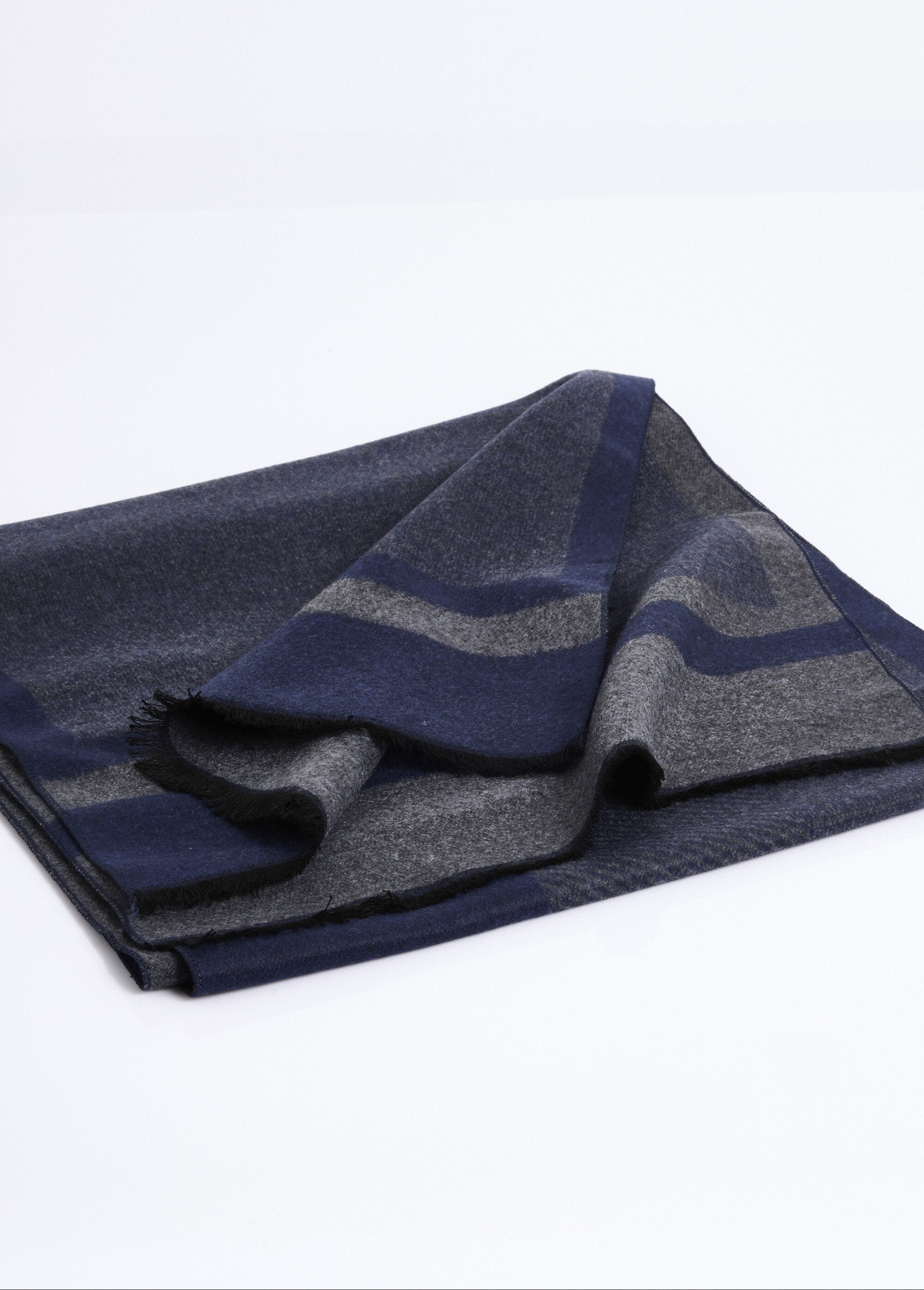 Bufanda_estampada_bicolor_con_pequeños_flecos_Azul_DE1_slim