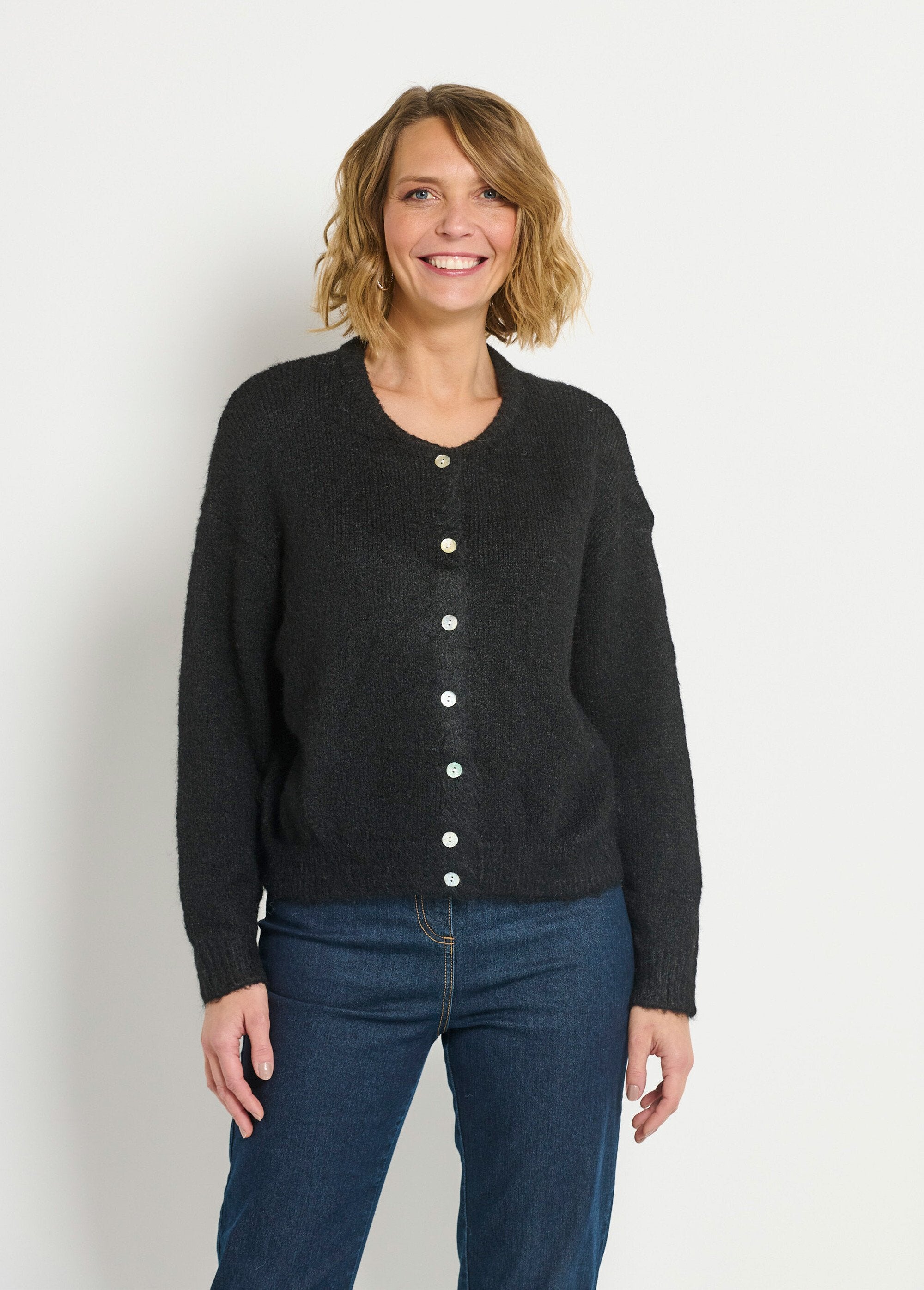 Cálido_chaleco_abotonado_con_cuello_redondo_y_lana_Negro_FA1_slim