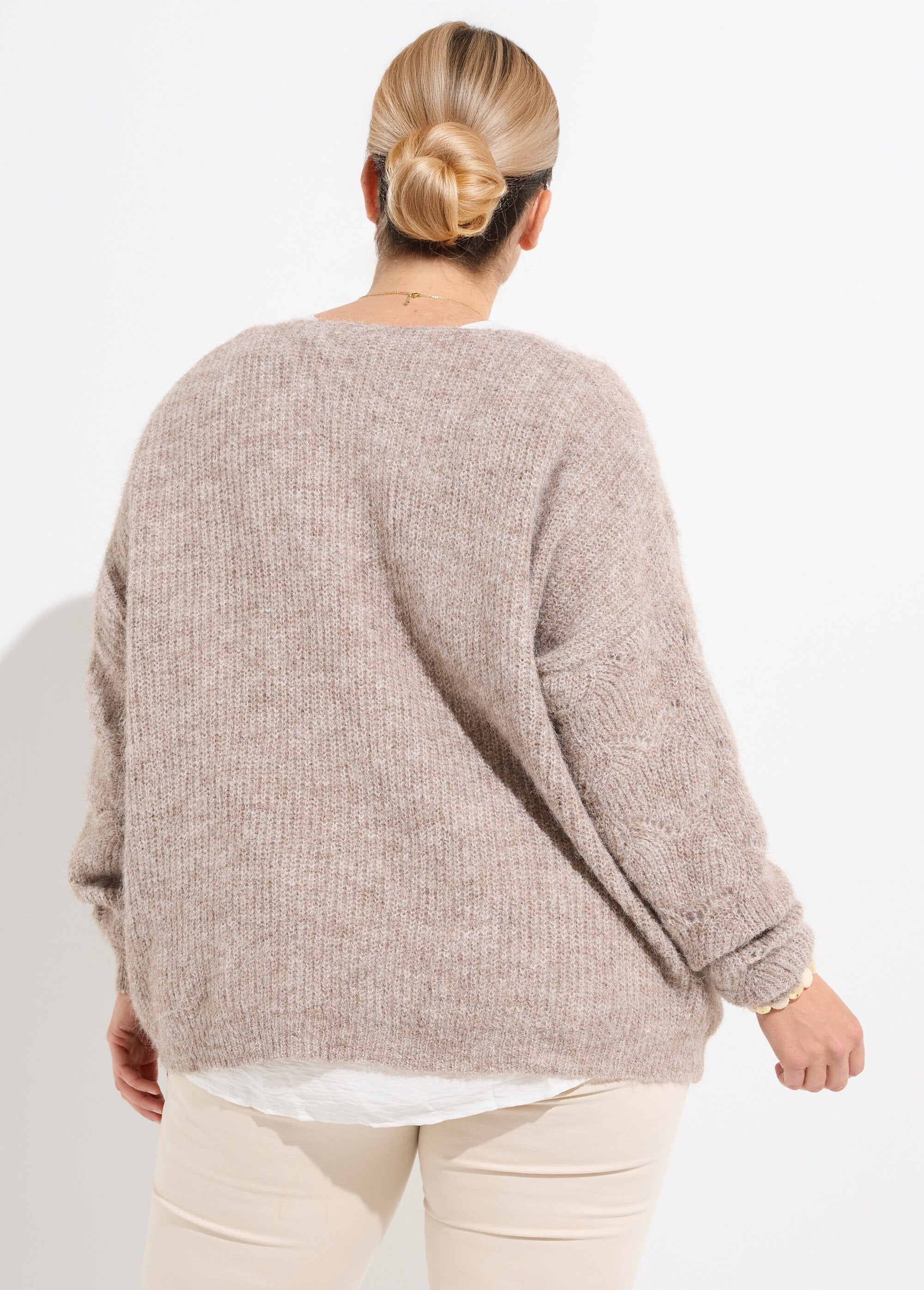 Cárdigan_de_punto_cálido_y_esponjoso_con_lana._Beige_DO1_curvy