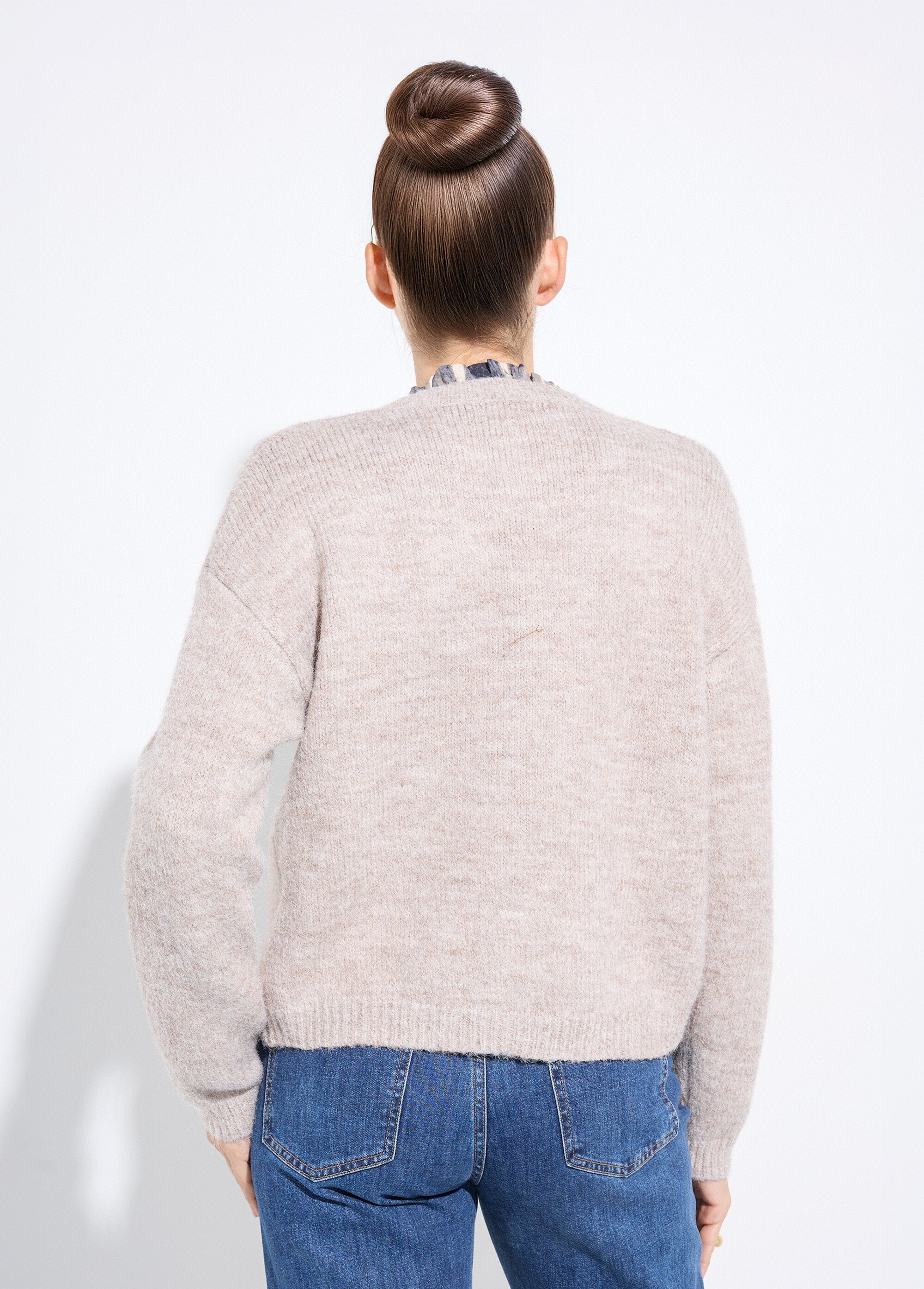 Cárdigan_de_lana_con_cuello_redondo_y_botones_de_joya_de_metal_Beige_DO1_slim