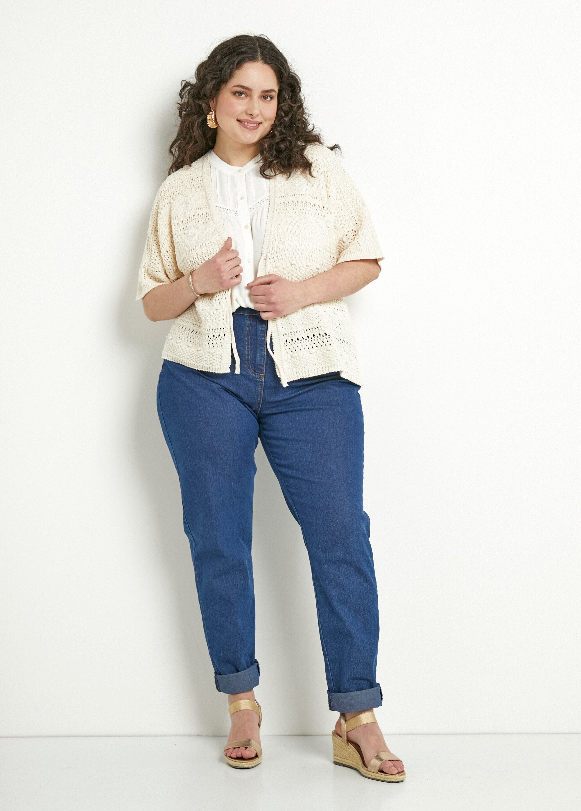 Chaleco_corto_calado_con_cuello_en_V_y_mangas_cortas._Cadena_SF1_curvy