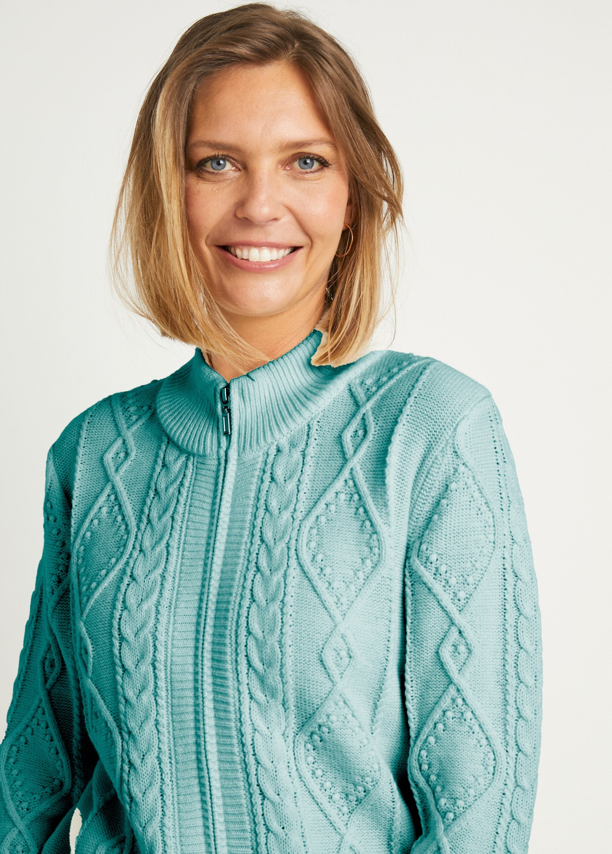 Cárdigan_cálido_con_cremallera_y_cuello_alto_con_ochos_Verde_DE1_slim