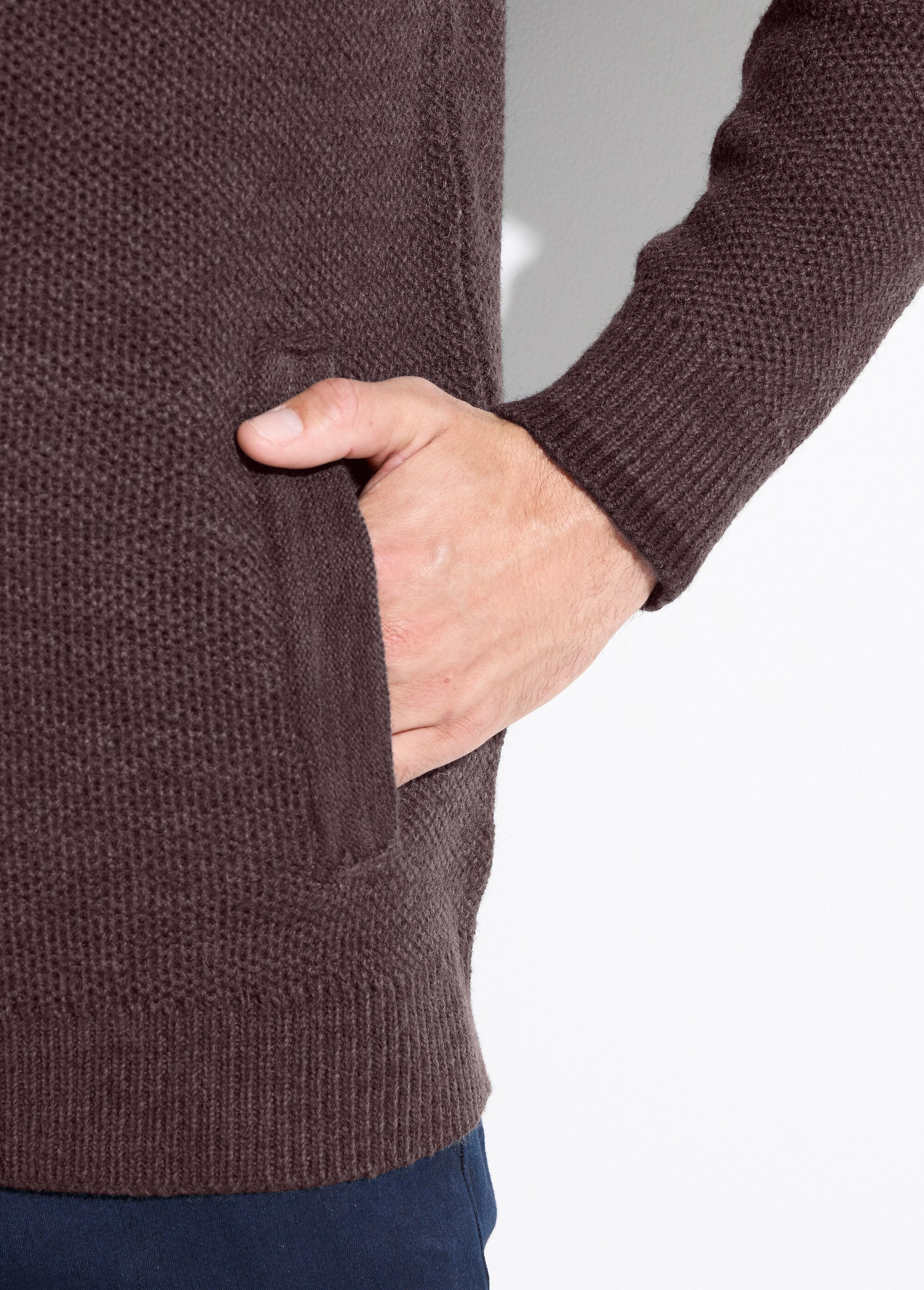 Cárdigan_de_cuello_alto_con_cremallera,_tejido_con_lana_Castaño_DE2_slim