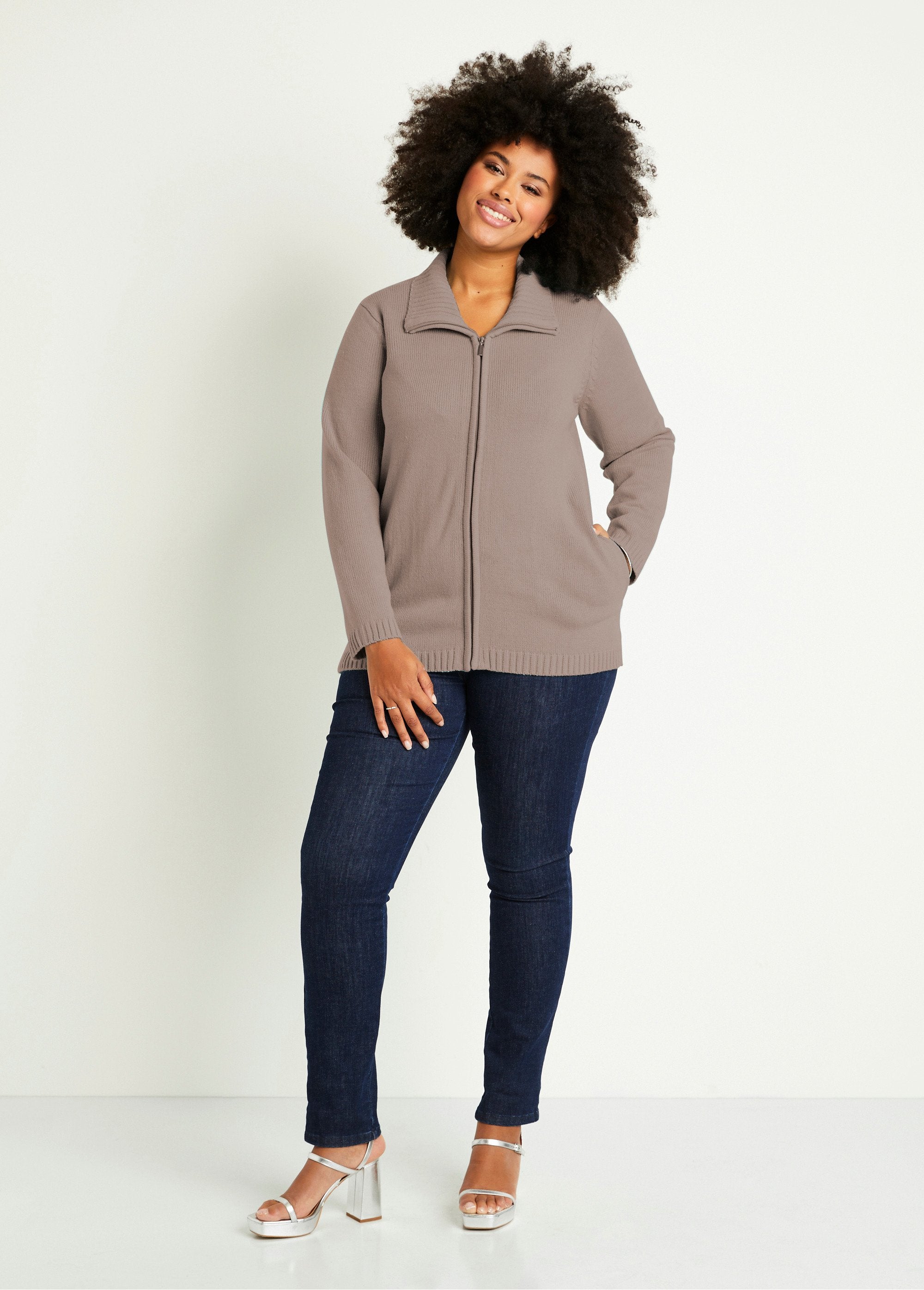 Cárdigan_largo_liso_con_cremallera_y_cuello_alto_Lunar_SF1_curvy