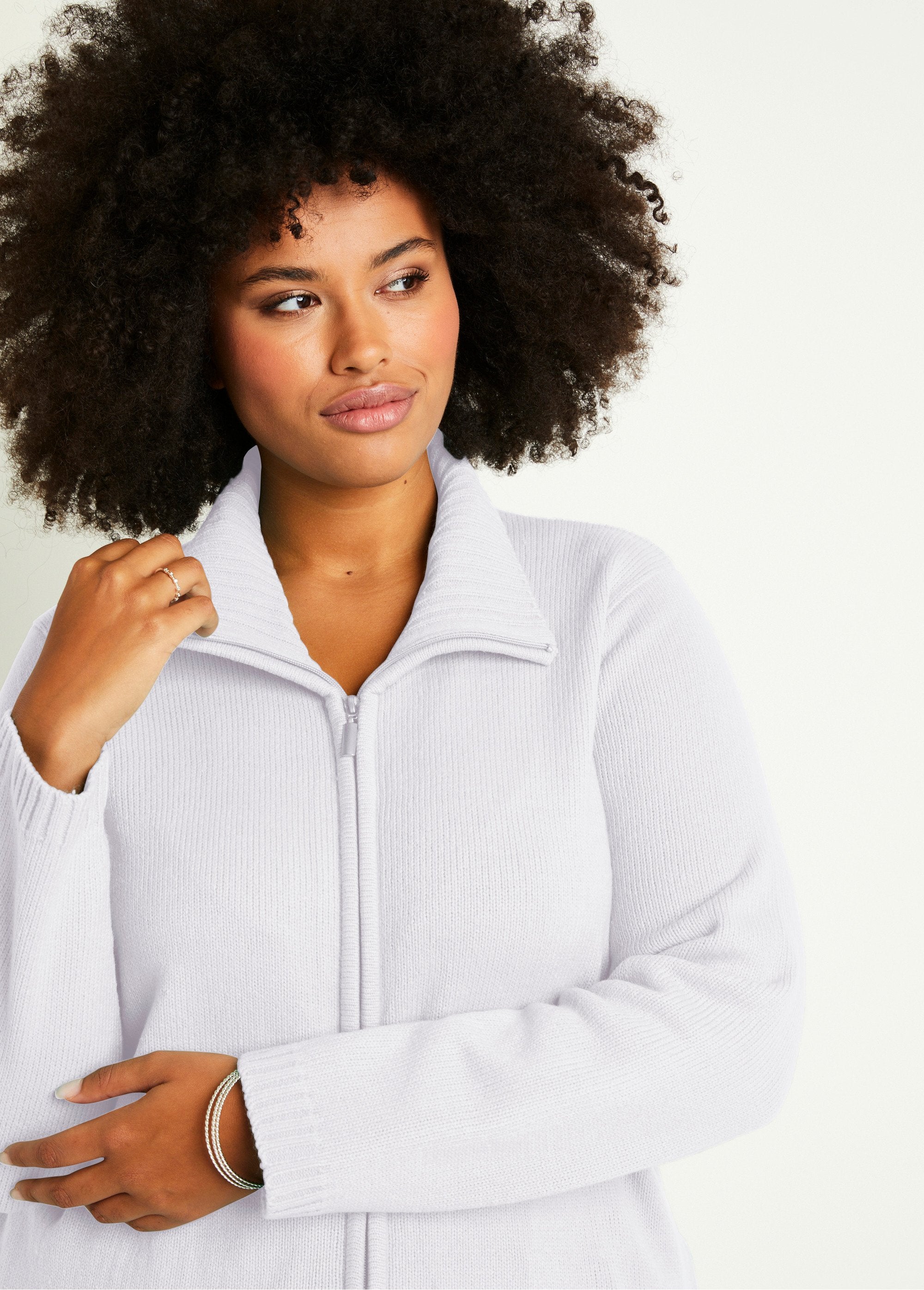 Cárdigan_largo_liso_con_cremallera_y_cuello_alto_Blanco,_Blanca_DE1_curvy