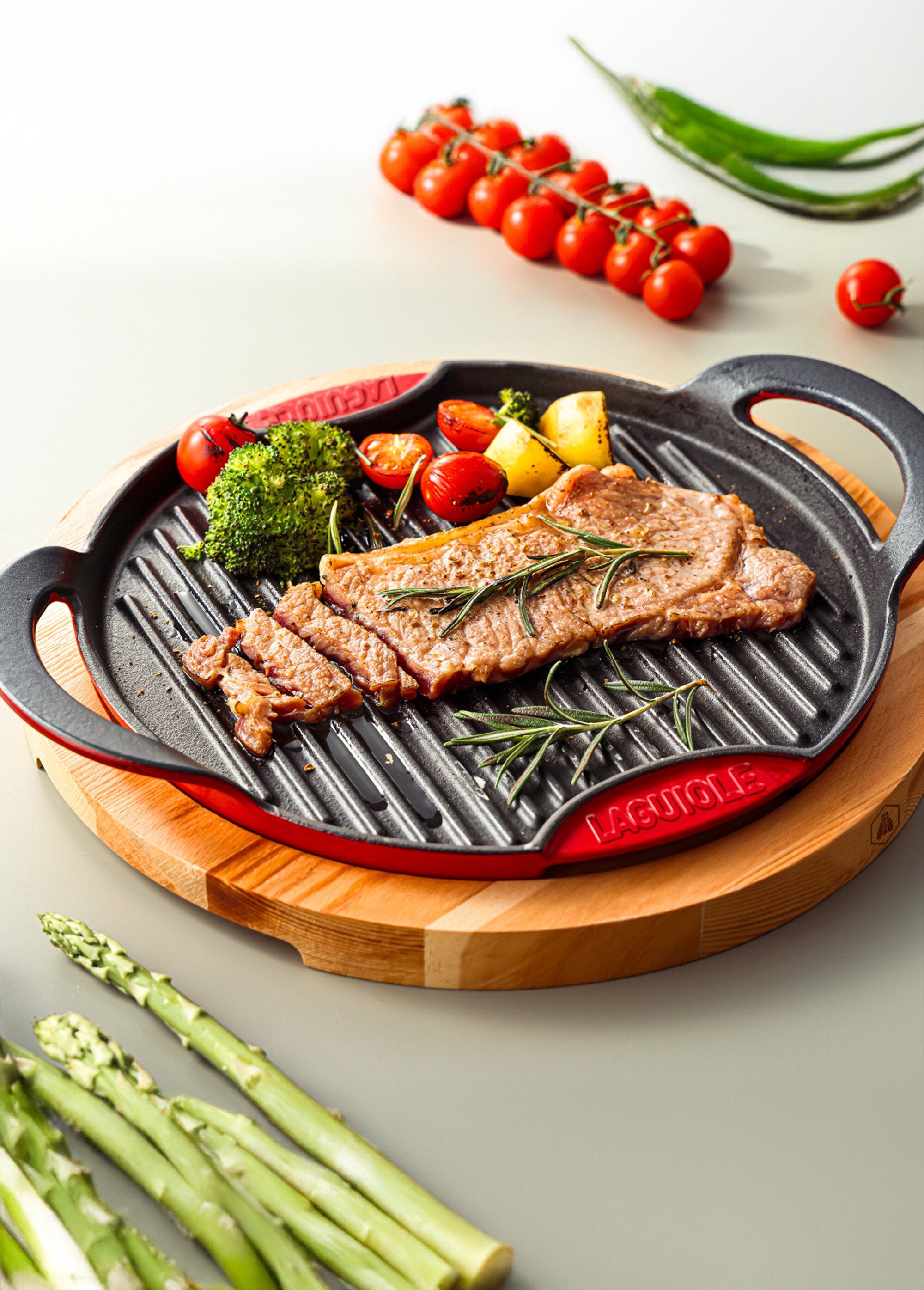 Gril_rond_en_fonte_28cm_+_support_bois_Noir_et_rouge_SF1_slim