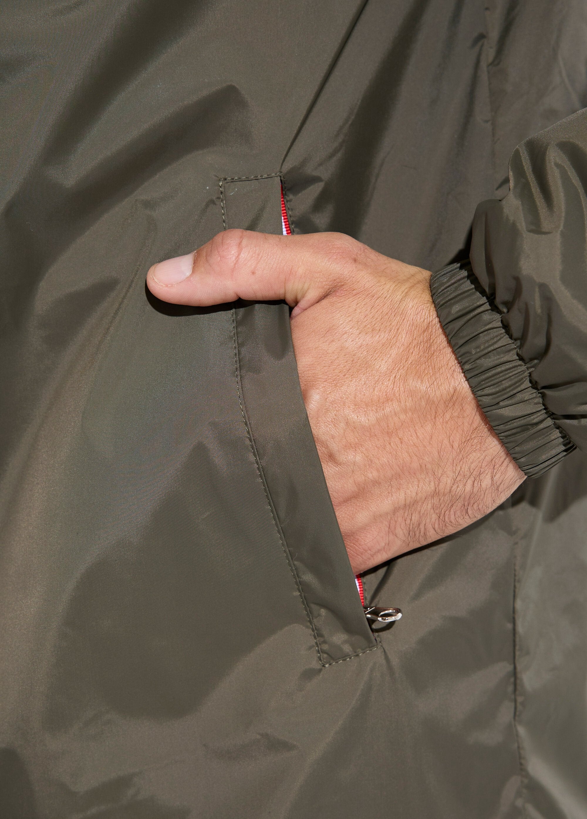 Parka_larga,_cálida_y_repelente_al_agua._Caqui_y_crudo_DE2_slim