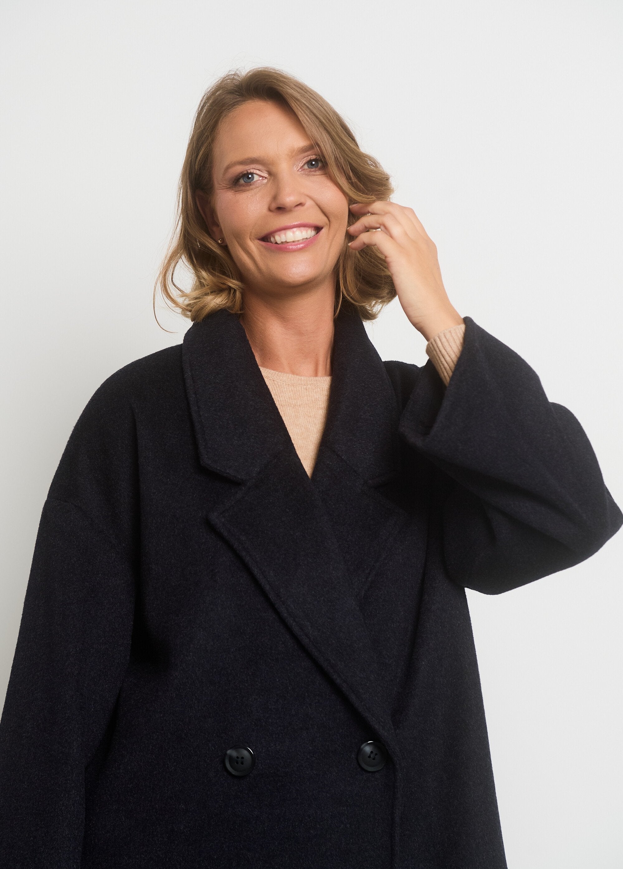 Abrigo_cálido_con_mangas_acampanadas._Carbón_DE2_slim