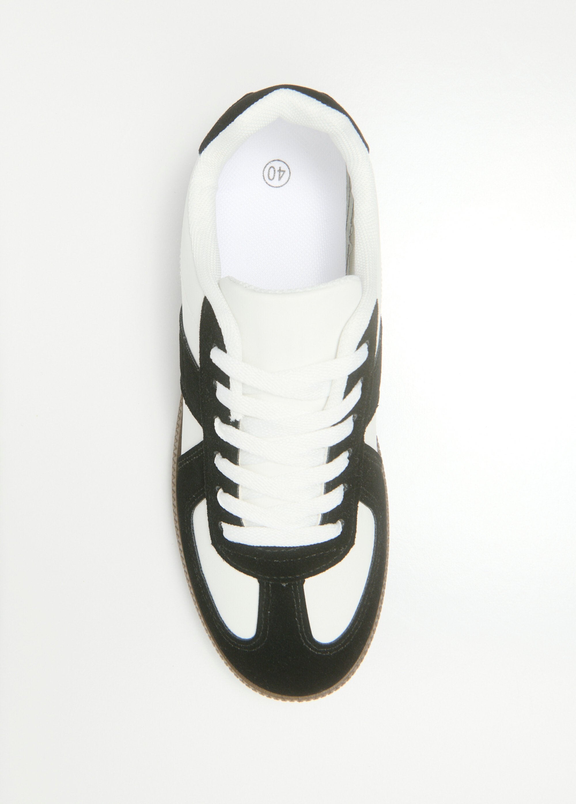 Zapatillas_bicolor_con_detalles_efecto_ante_En_blanco_y_negro_OV1_slim