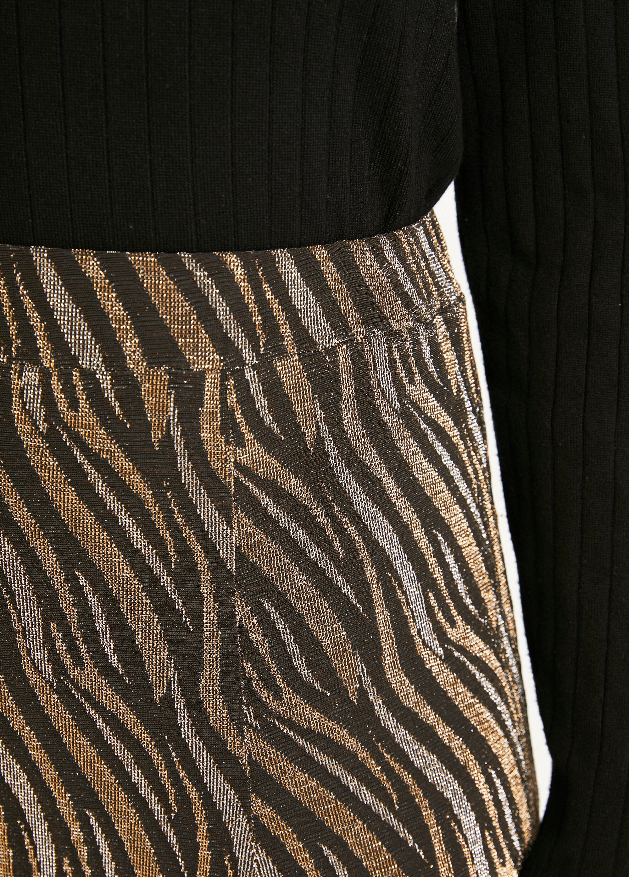 Falda_midi_de_vuelo_en_punto_de_jacquard_brillante_Negro_y_cobre_DE1_slim