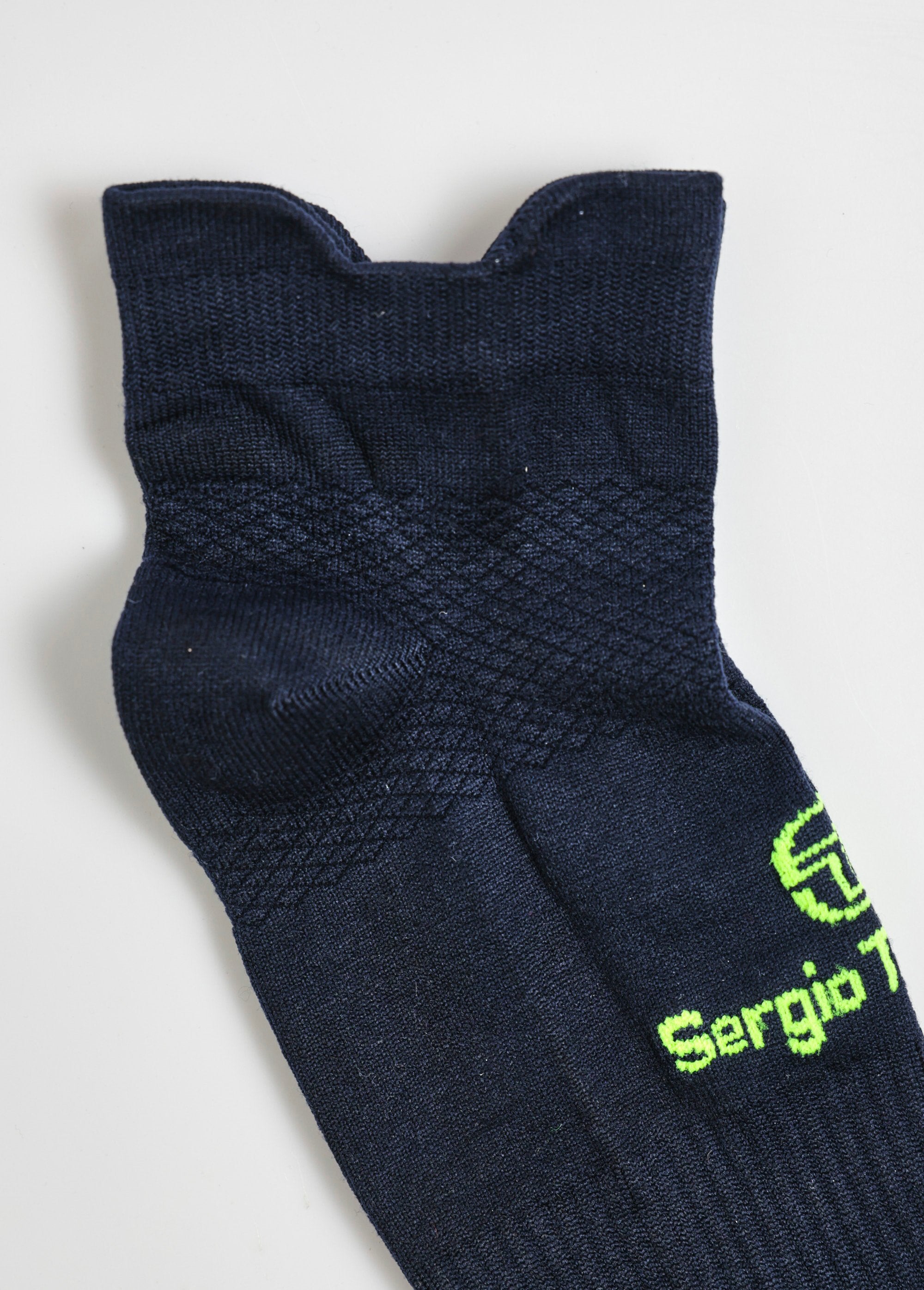 Paquete_de_3_calcetines_surtidos_de_colores_brillantes_Azul,_amarillo_y_blanco_DE2_slim