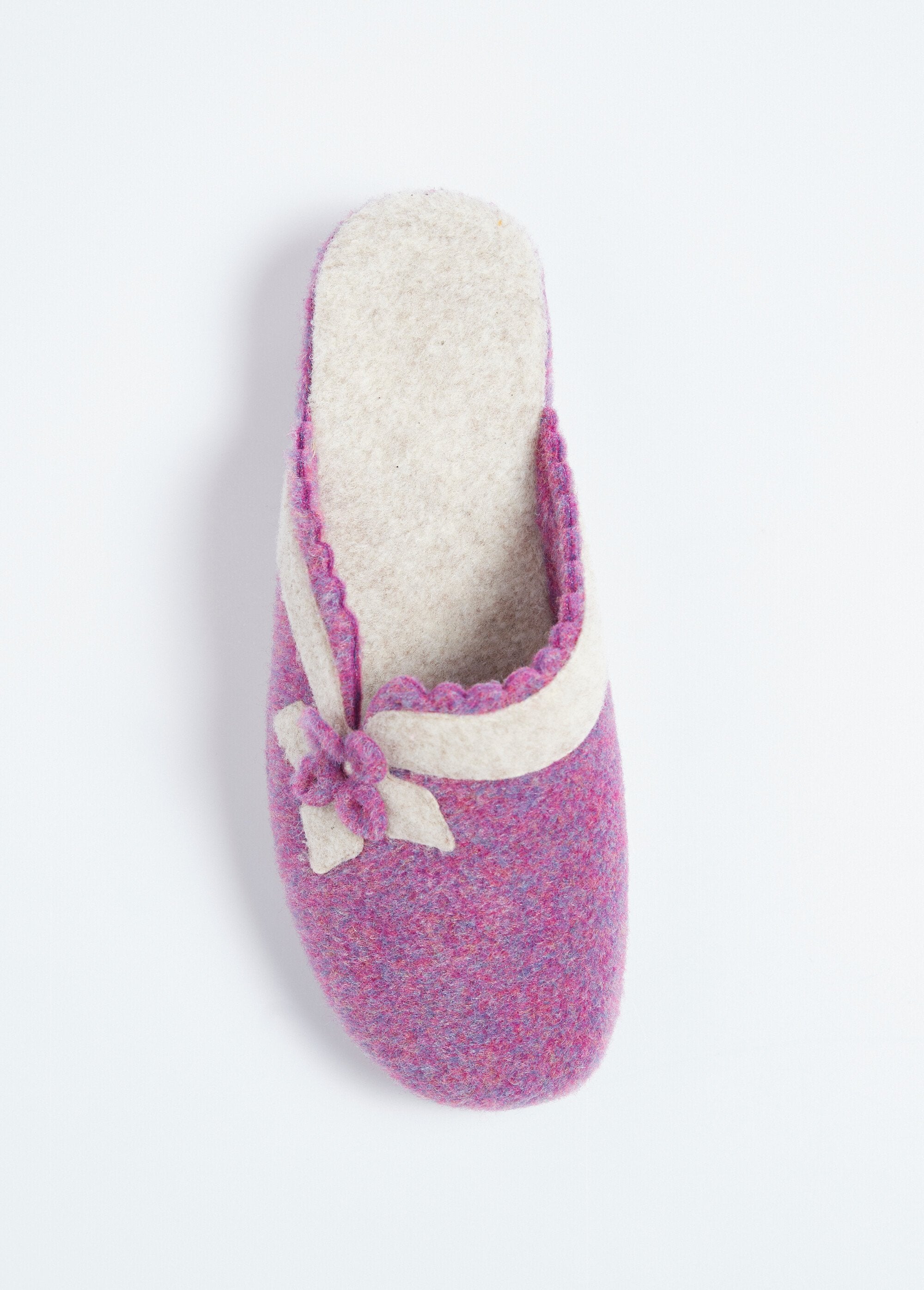 Mules_de_fieltro_con_aplicación_floral._Parma_OV1_slim
