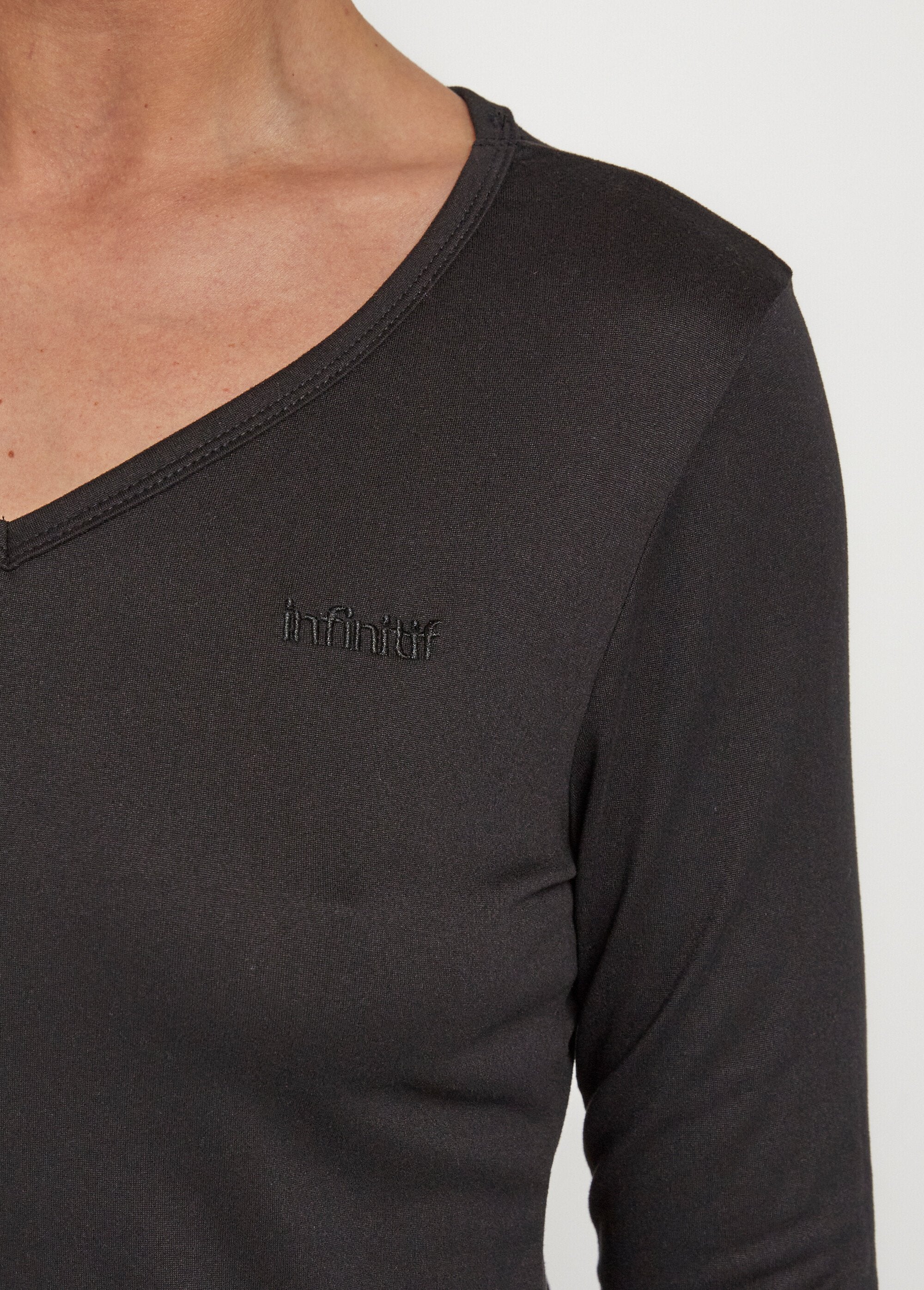 Pijama_de_manga_larga_con_pantalones_estampados_Negro_DE1_slim