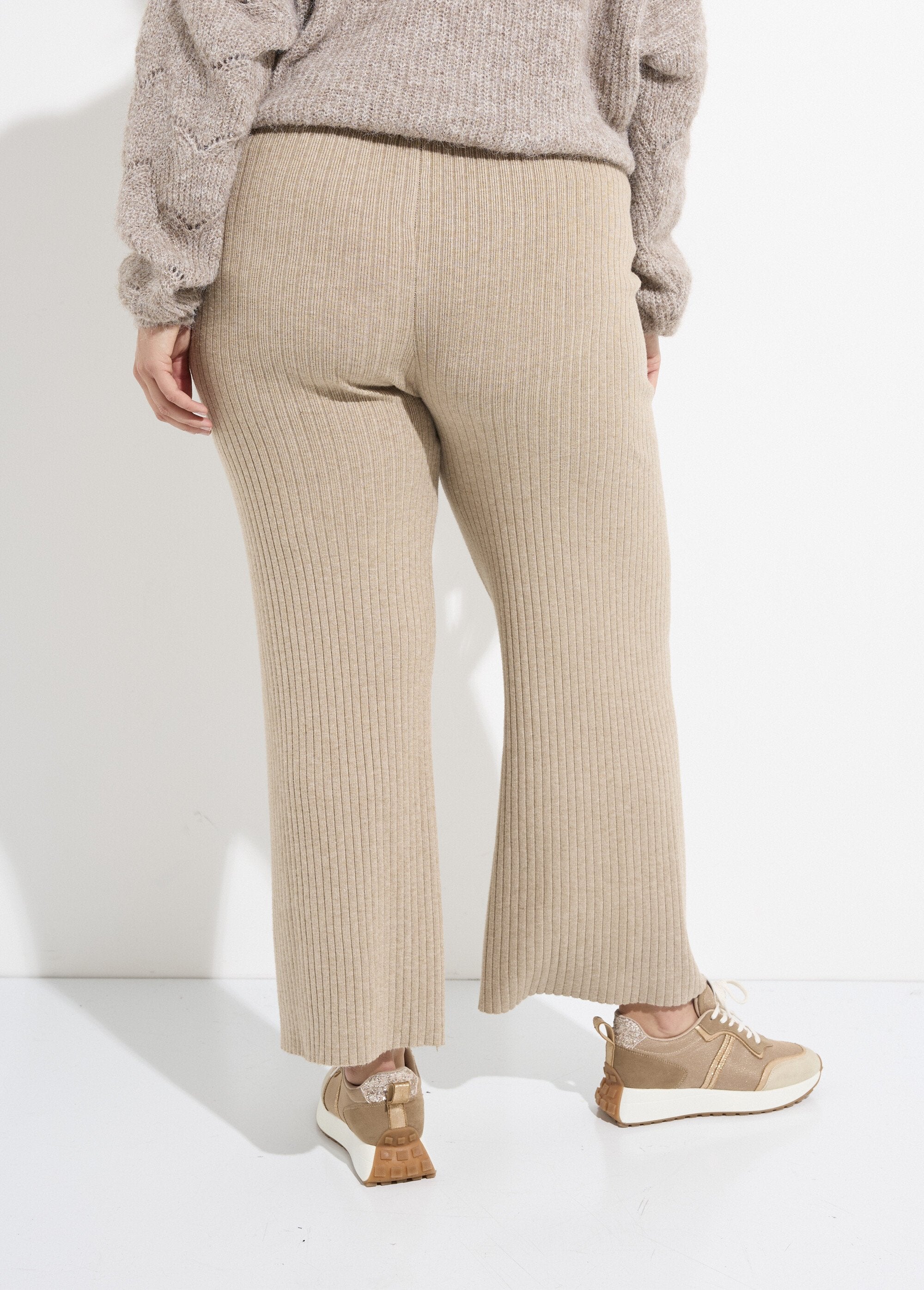 Pantalón_de_punto_cómodo,_corte_ancho._Beige_DO1_curvy
