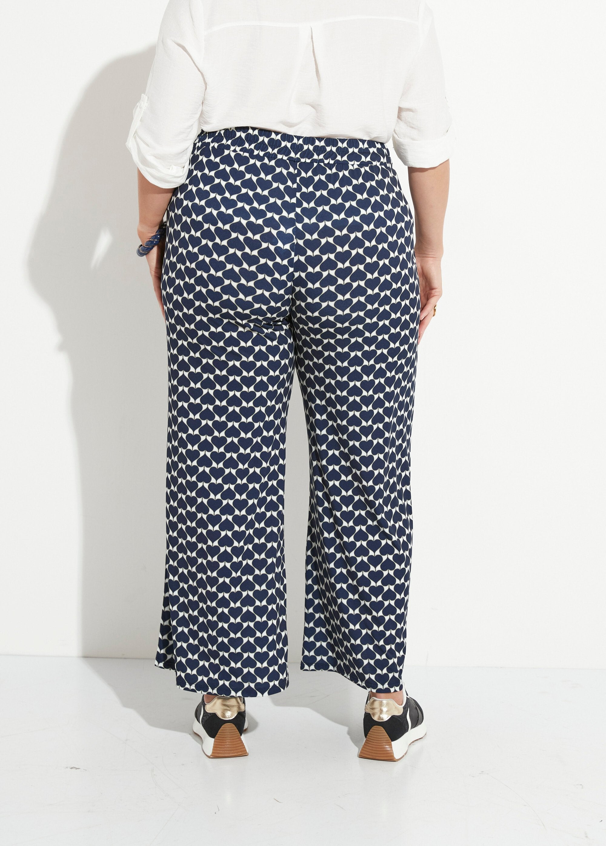 Pantalón_ancho_fluido_con_estampado_de_corazones_Marina_DO1_curvy