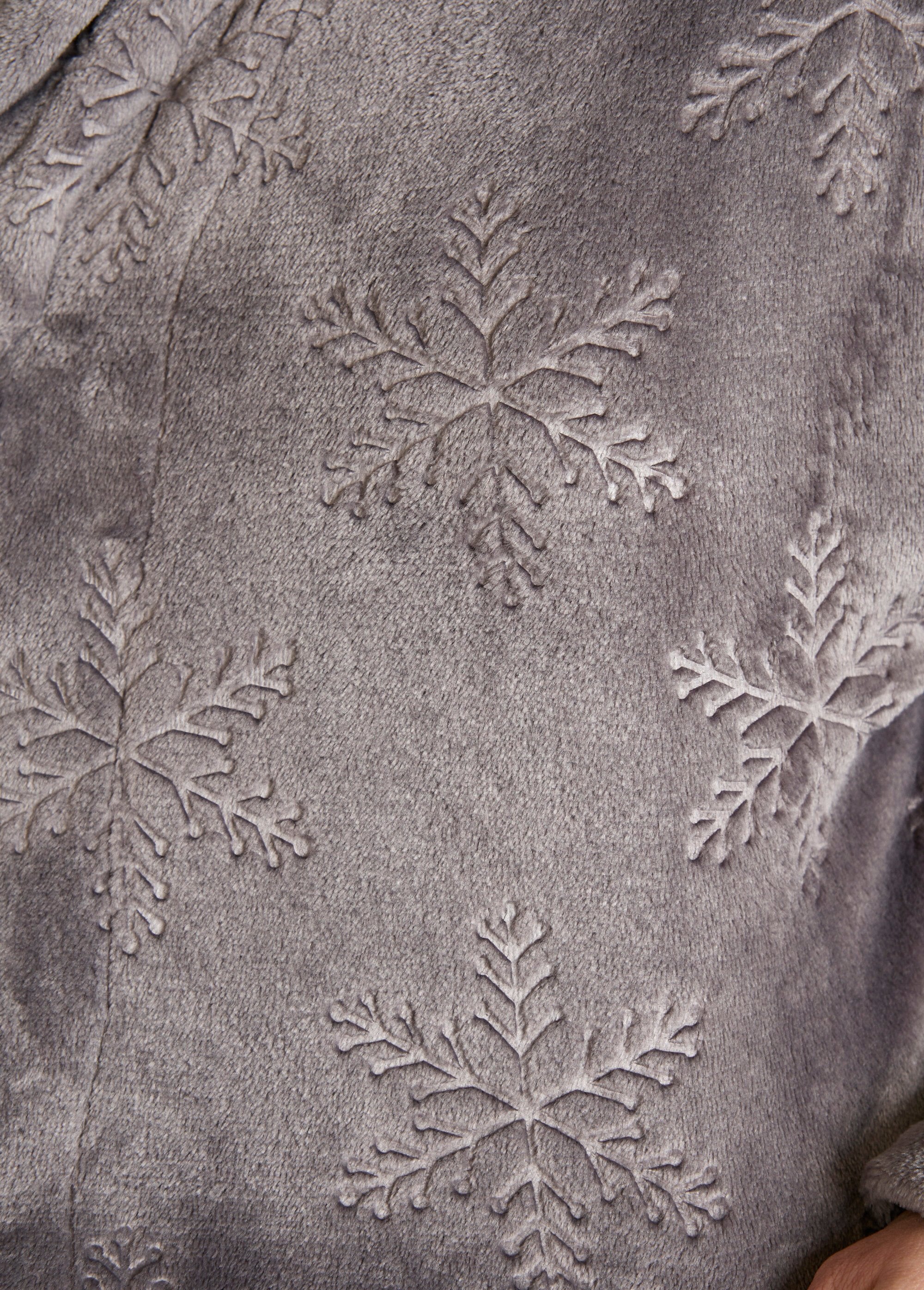 Albornoz_de_polar_con_cuello_chal_y_tacto_afelpado,_largo_120_cm_Gris_DE3_slim