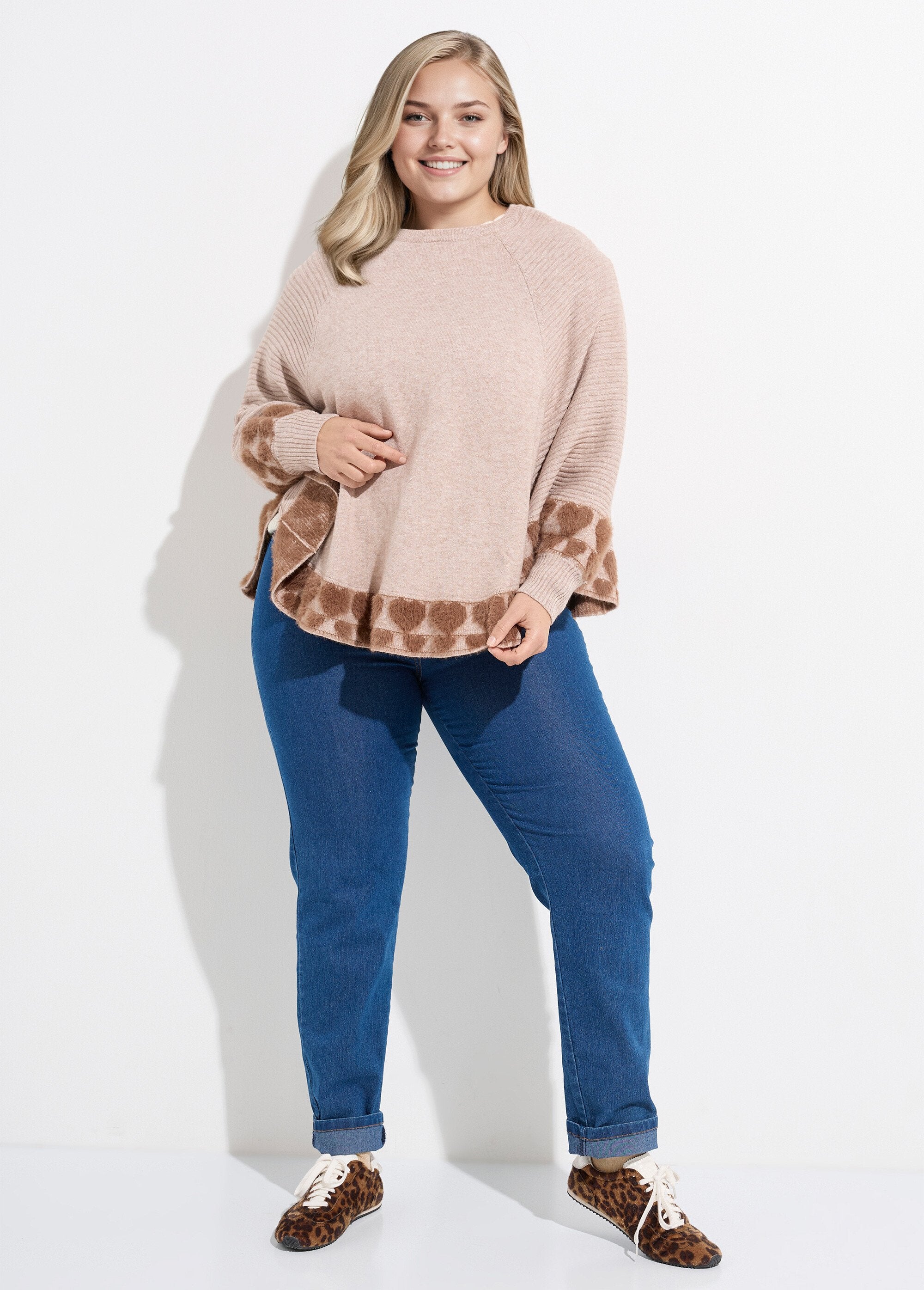 Poncho_capa_tejido_en_forma_de_corazón_con_cuello_redondo_Lunar_SF1_curvy