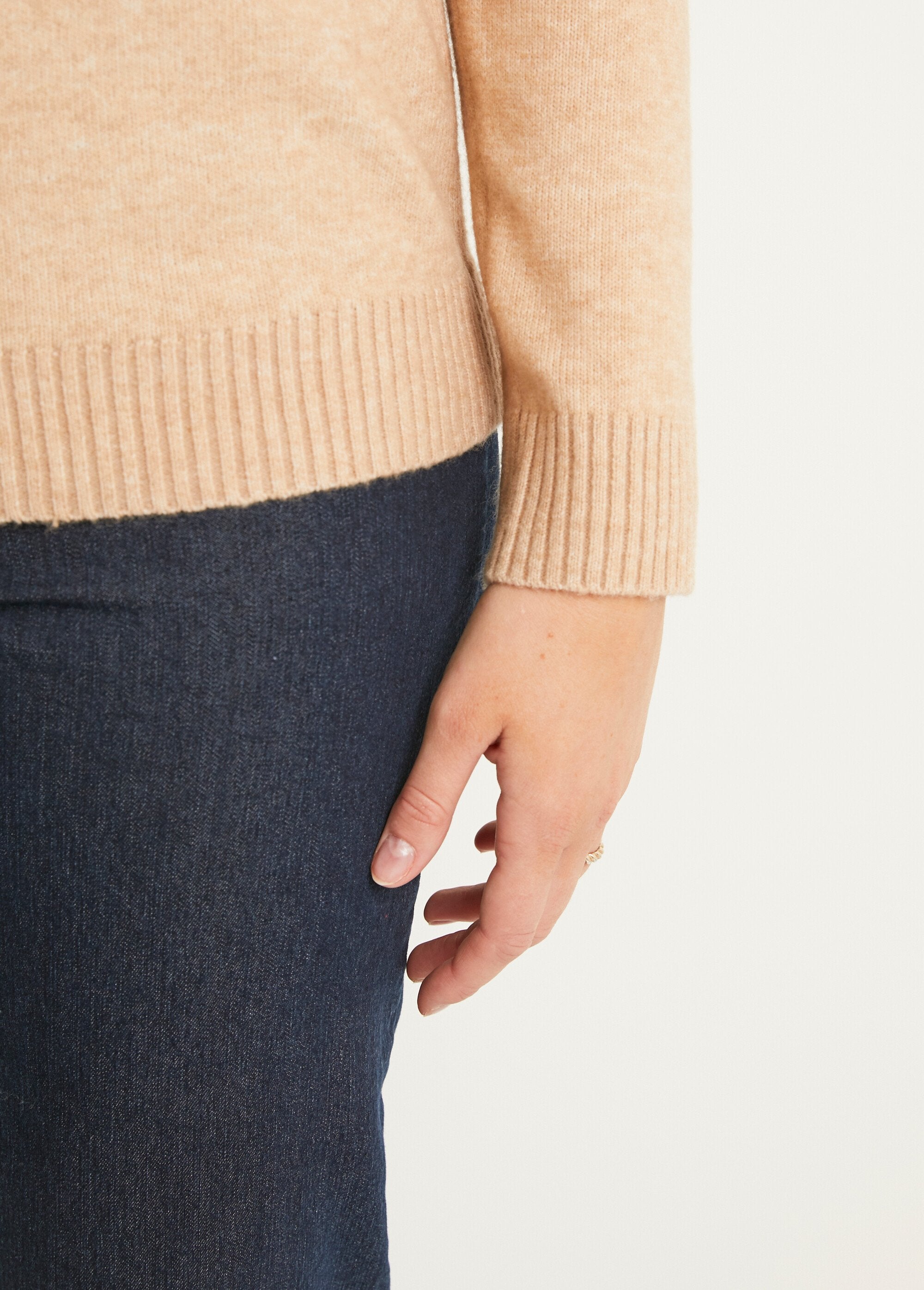 Jersey_corto_de_cuello_redondo_jaspeado_con_lana_Arena_DE2_slim