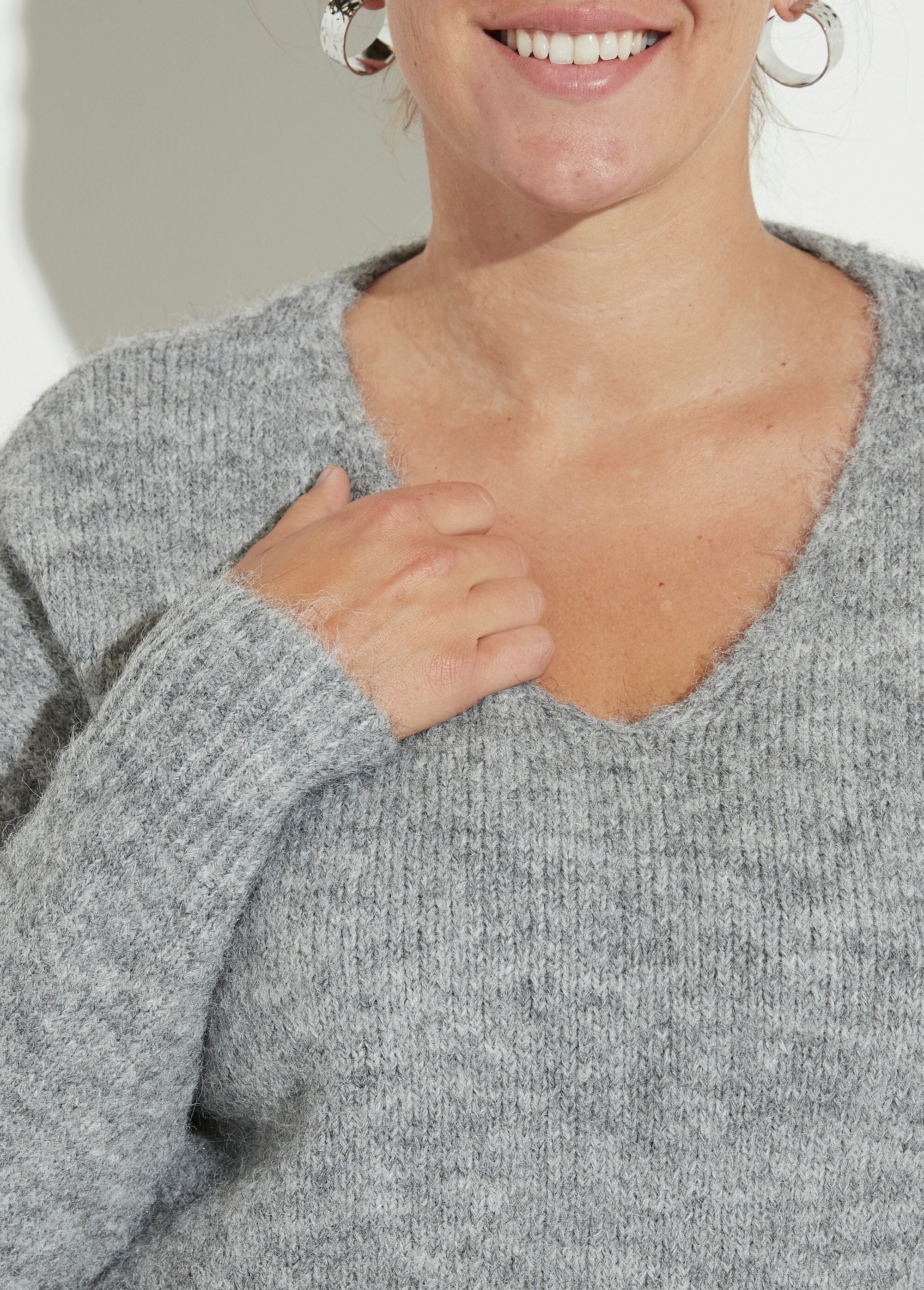 Suéter_fino_y_cálido_de_cuello_en_V_con_lana._Gris_DE1_curvy