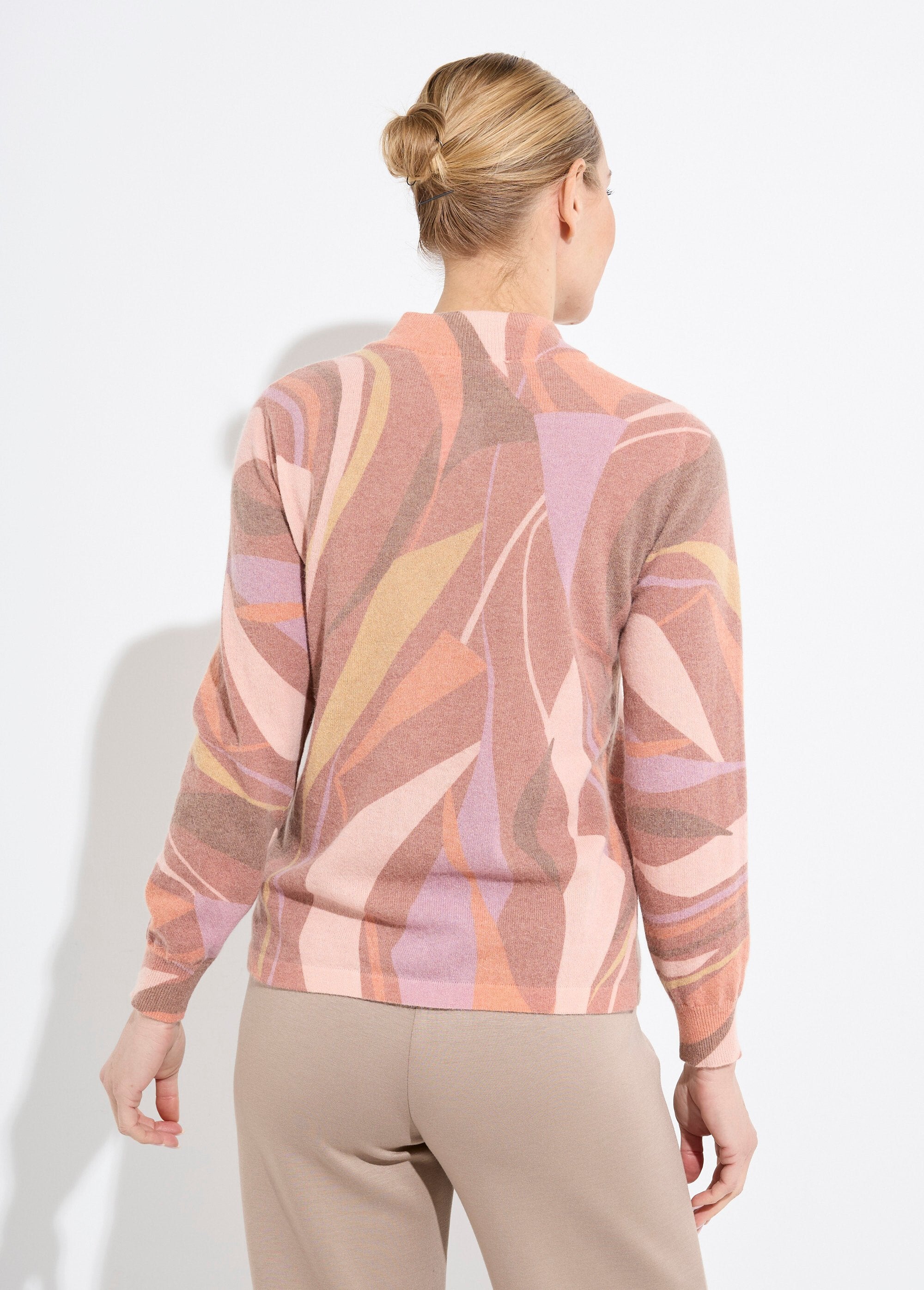 Suéter_fino_y_cálido_de_cuello_alto_con_lana_y_angora_estampada._avellana_y_beige_DO1_slim