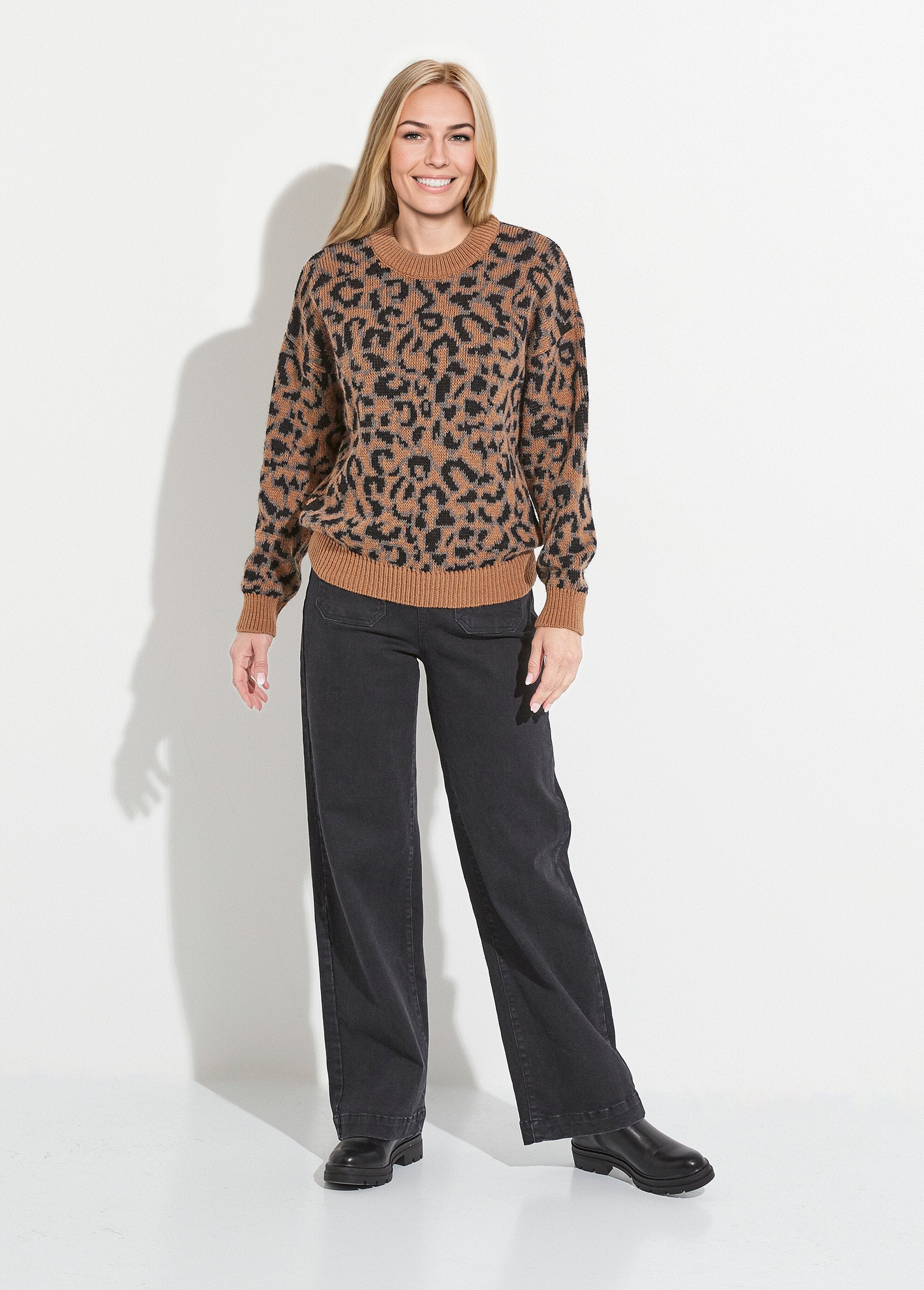 Suéter_con_estampado_de_leopardo,_cuello_alto_y_manga_larga._camello_y_negro_SF1_slim